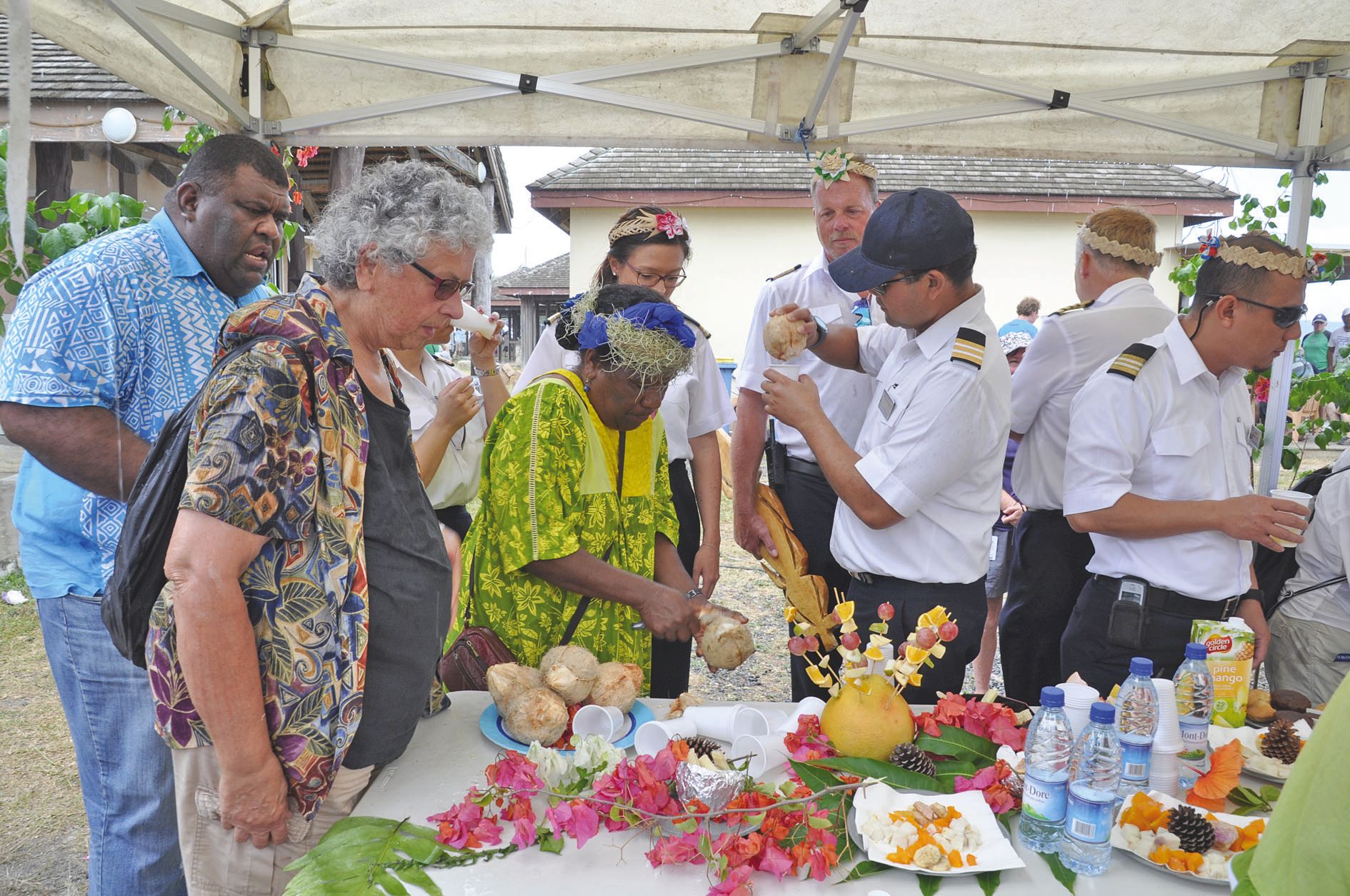 Pour chaque toucher inaugural, le Syndicat d’Initiative nengone met les petits plats dans les grands en offrant une collation au capitaine du navire et à son équipage.  L’occasion de se désaltérer avec un coco frais.