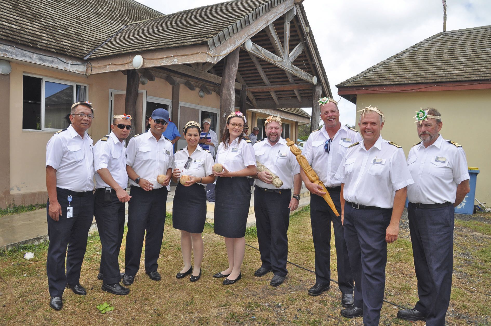Comme le veut la tradition, le capitaine a fait un geste pour remercier l’île d’accepter  sa venue. En signe de bienvenue, l’équipage a reçu en retour une sculpture et une natte de fabrication artisanale locale. Une façon de faire voyager le savoir-faire 