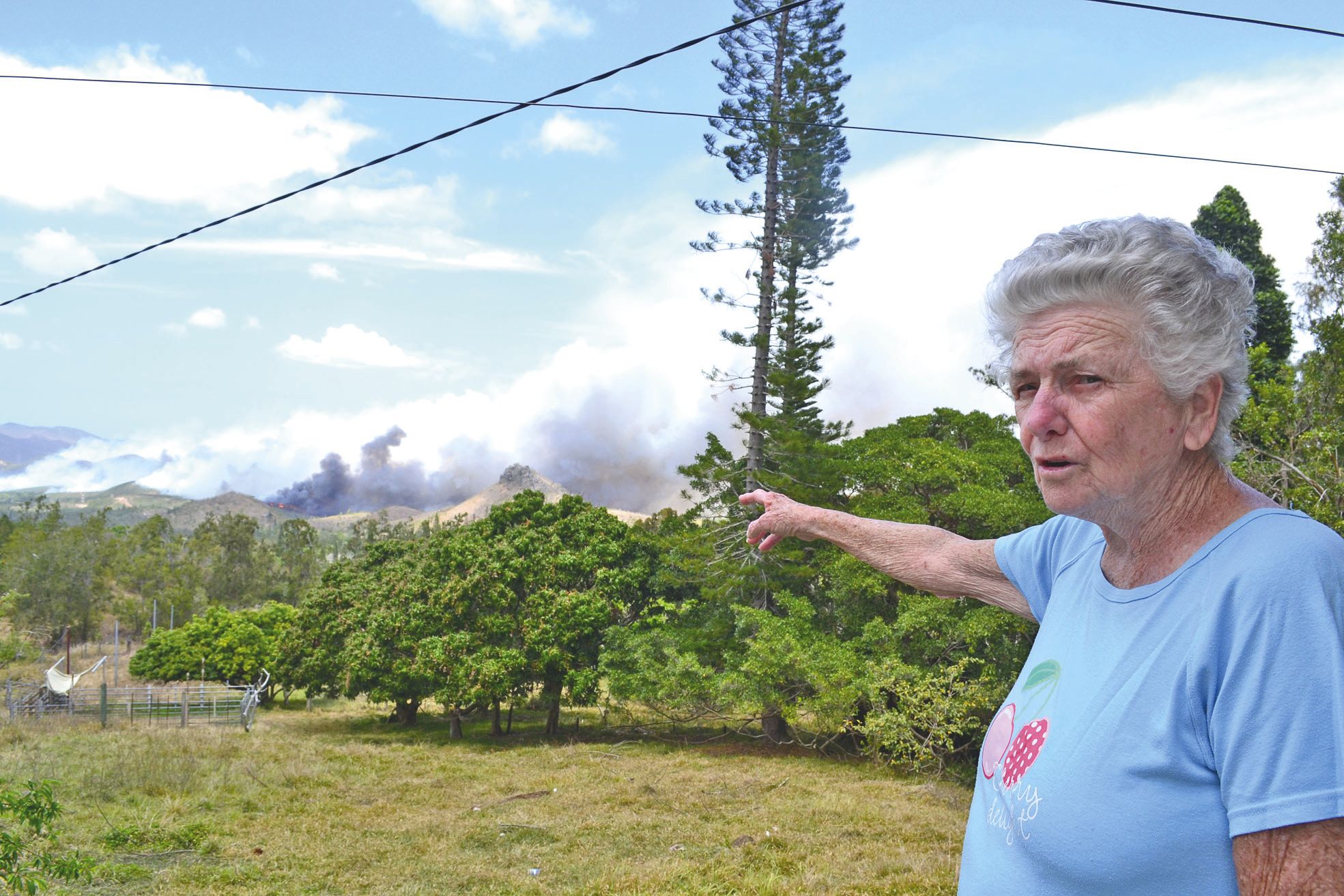 Carolina Persan, 77 ans, vit dans la maison la plus reculée de Bangou depuis 55 ans. De sa terrasse, elle a, chaque année, une vue imprenable sur les départs de feu et les incendies.