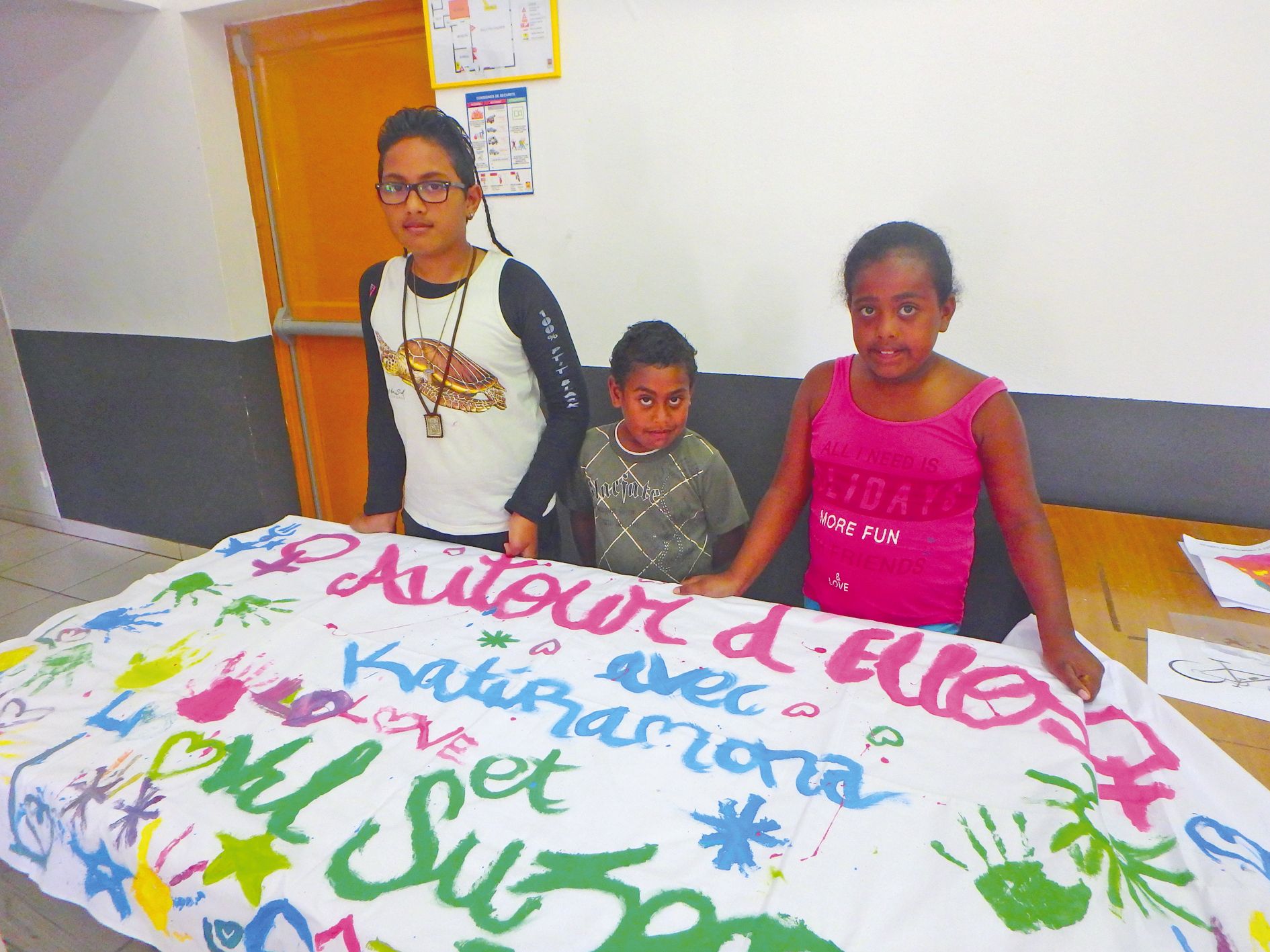 A l’occasion du tour cycliste féminin « Au Tour d’Elles » qui se déroule jusqu’à demain, les enfants des maisons de quartier de Val-Suzon et de Katiramona ont préparé des banderoles pour soutenir les coureuses lors de leur passage, à Nondoué, qui a lieu a