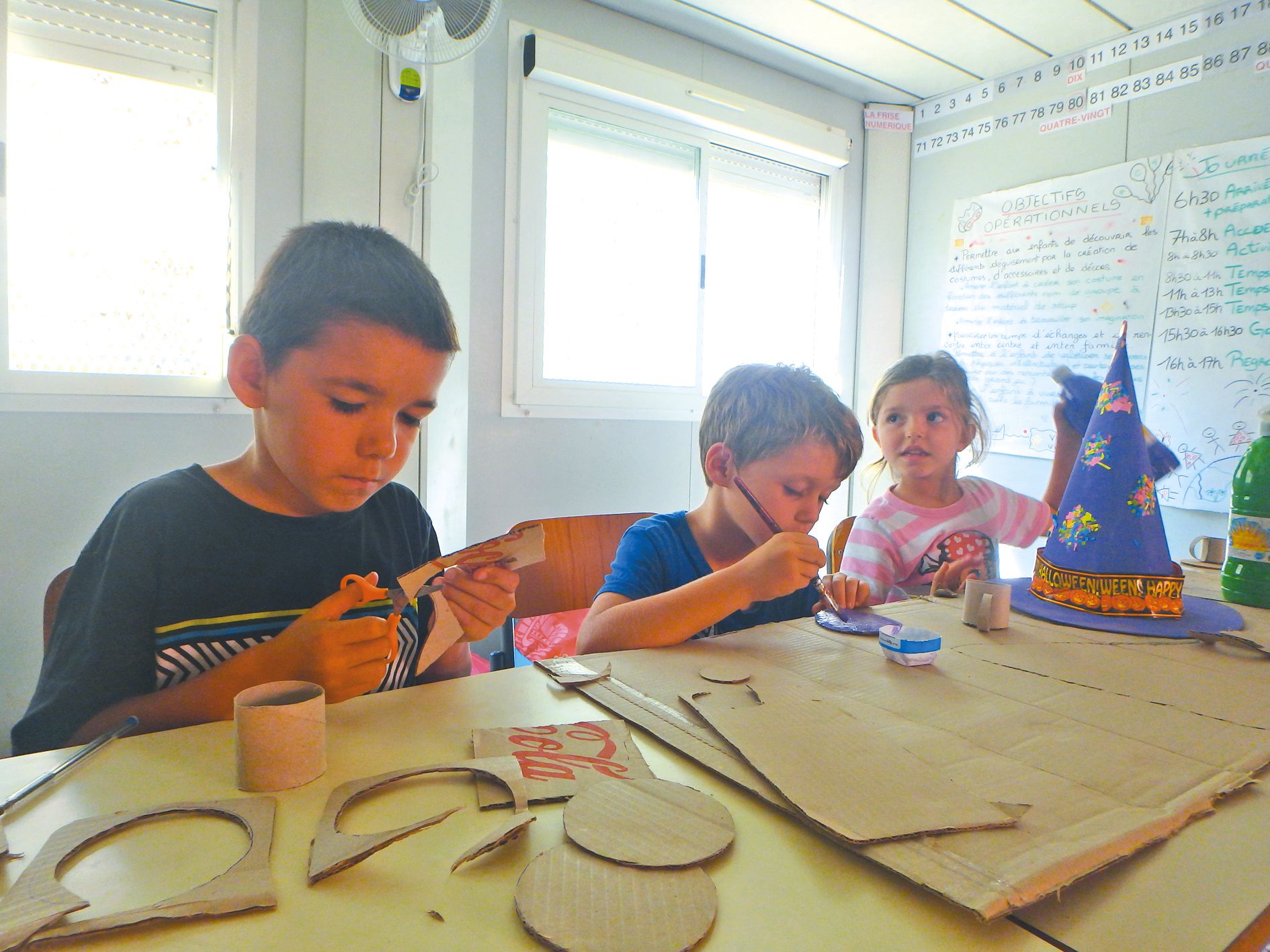 A l’école Victorien-Bardou de Koutio, le centre de loisirs de l’Acaf proposait aux enfants de 6 à 12 ans des activités autour du thème « Déguise-moi ». Les chapeaux de sorcière, les déguisements de pirate et les objets divers ont été fabriqués à partir de