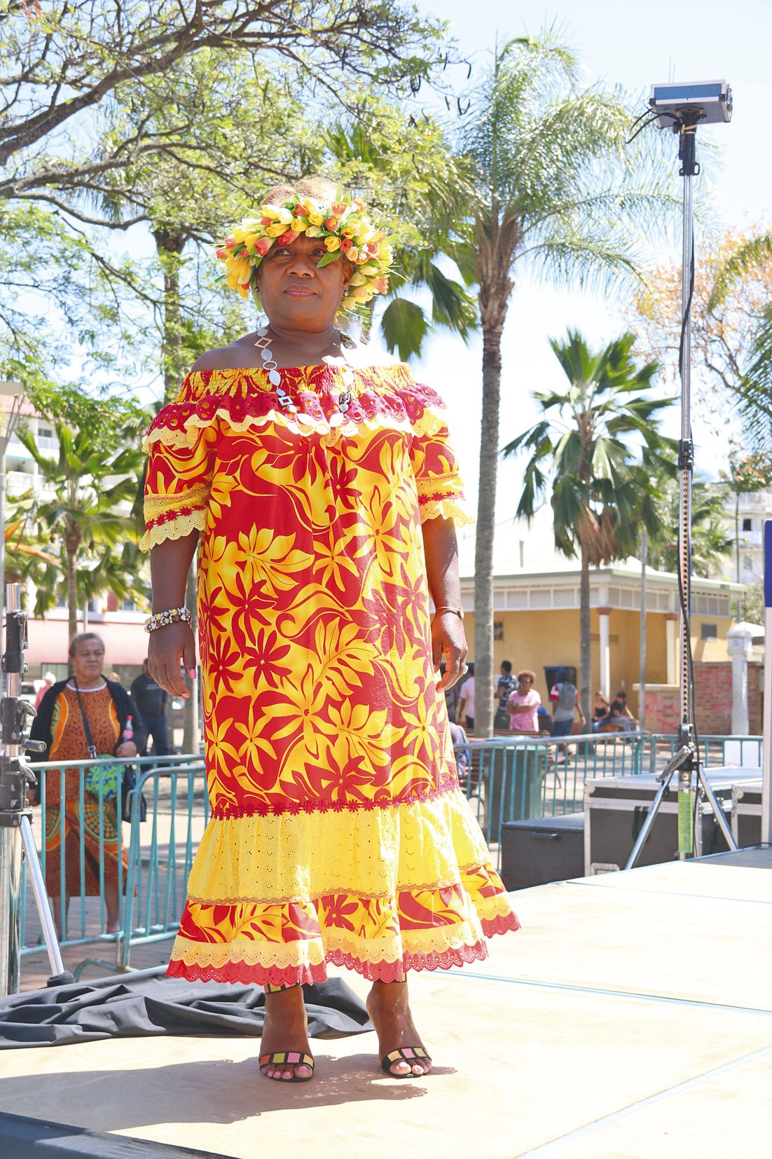 Tifaifais des Îles-sous-le-Vent et robes traditionnelles tahitiennes ont ajouté à la palette de couleurs, et de culture.
