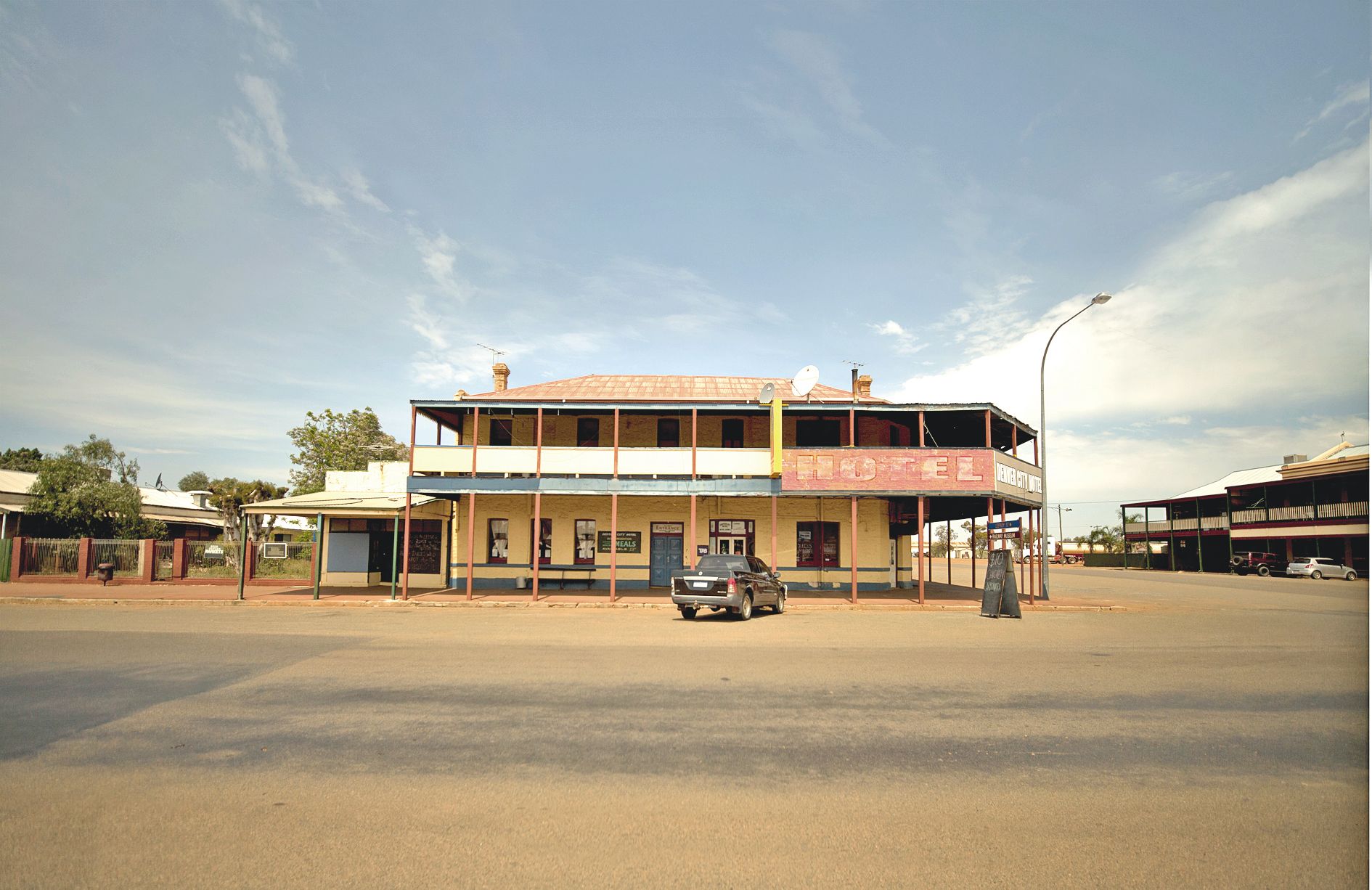 A Coolgardie, l’unique pub voit défiler tous ceux qui viennent noyer leur solitude et leur ennui dans l’alcool.
