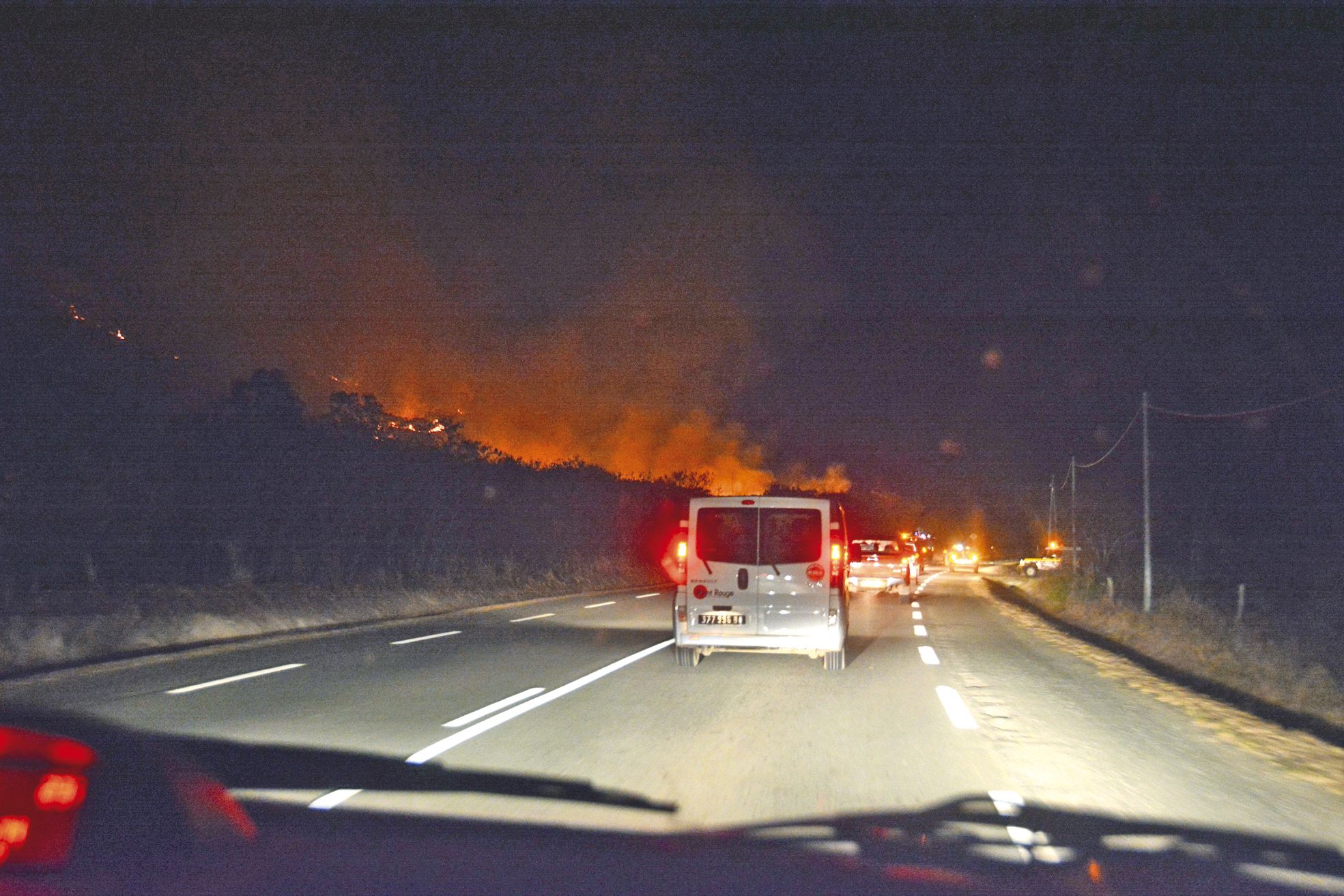 Dans la nuit de jeudi à vendredi, les flammes se sont  dangereusement approchées de la RT1.