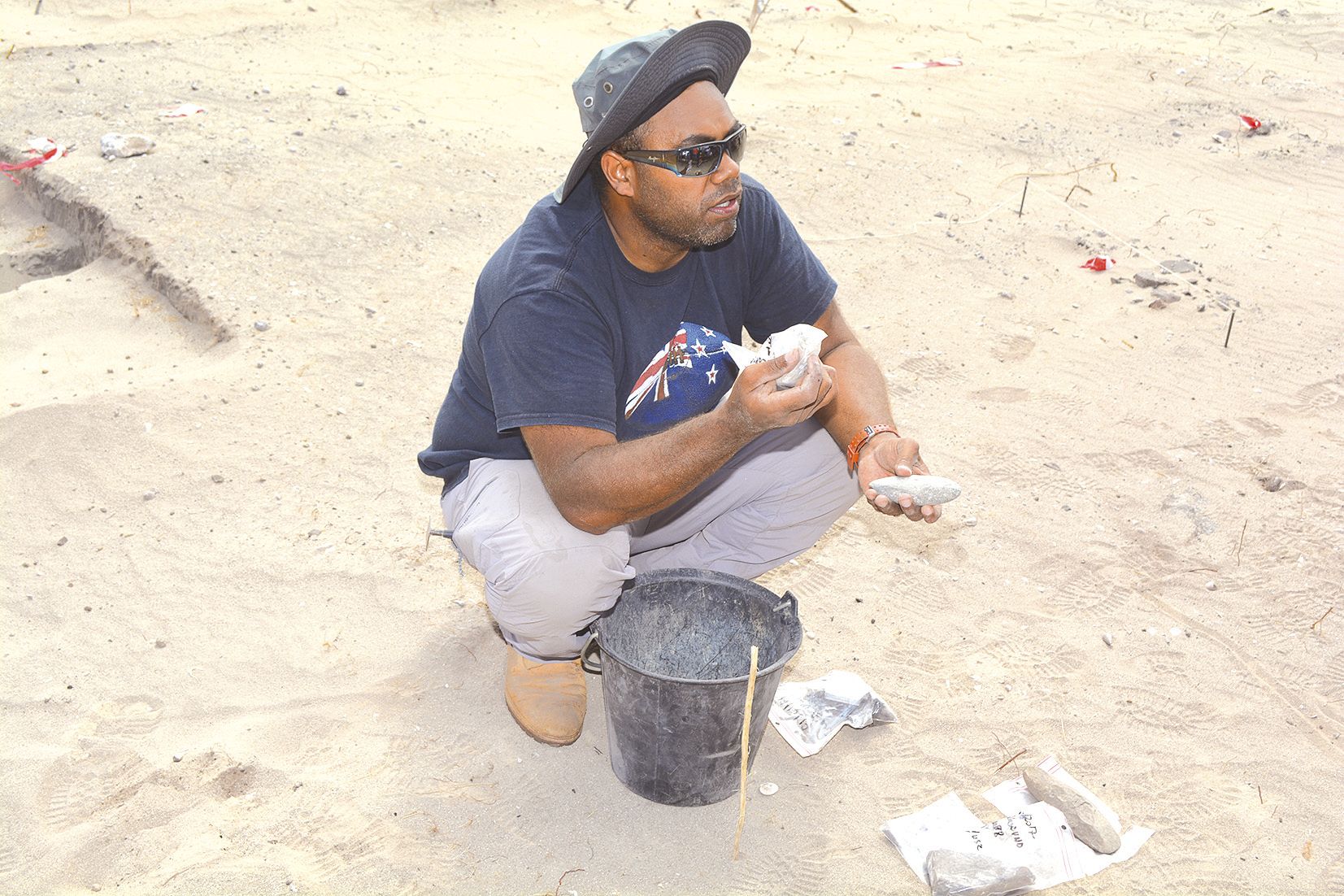 Jean-Marie Wadrawane a présenté aux personnes présentes quelques objets trouvés sur le site, telles ces anciennes haches taillées dans la pierre (notre photo) mais aussi des vestiges de poterie Lapita. Il leur a expliqué aussi leurs usages.