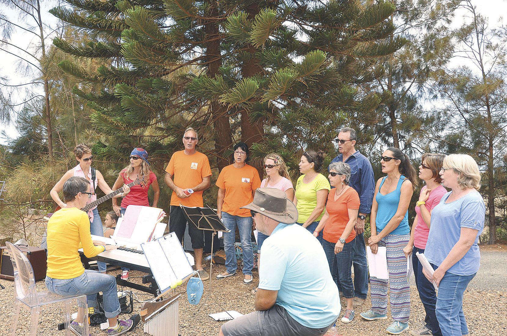 La chorale « Les Coloriés » de Koumac a mis de l’ambiance sur la petite esplanade du Club en interprétant avec brio des extraits du répertoire de la chanson française : Gainsbourg, Claudio Capéo, les Brigitte, Trio, LEJ, Stromae, le tout sous la houlette 