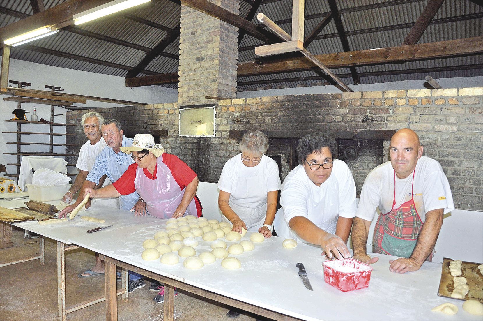 Les fours à bois de la boulangerie ont été rallumés lundi avec des buches de niaoulis afin d’assurer une chauffe progressive. David, Jean, Sylvie et Alexia, une équipe de bénévoles, assistés de Jimmy et Yurline ont mis la main à la pâte et confectionné 35
