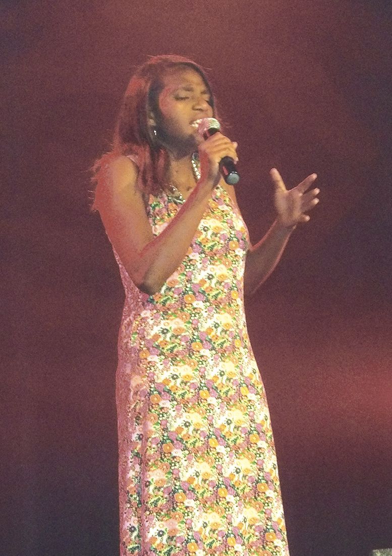 Micheline, 14 ans, de Dumbéa-sur-Mer, a conquis le public avec sa voix et sa présence sur scène. Elle a remporté le titre haut la main dans la catégorie des 13-17ans, avec une chanson de Miley Cyrus.