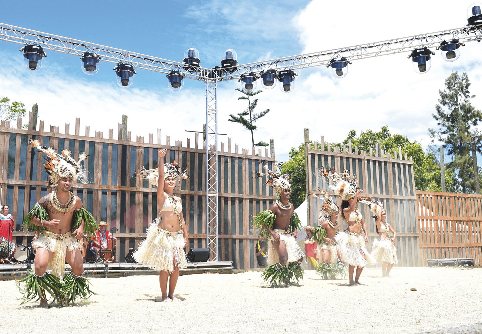 La troupe de danse de la délégation tahitienne d’Arué a réalisé plusieurs prestations sur l’aire de danse traditionnelle. « On vient faire honneur à notre ville jumelle, le Mont-Dore, et participer à la richesse des différentes cultures du Pacifique et de la Nouvelle Calédonie en apportant notre diversité » a expliqué Jean-Luc Prunier, conseiller municipal d'Arué, en charge de la délégation. L'aire de danse a d'ailleurs fait sensation auprès du public, surtut le soir avec ses fuseaux de lumière projetés sur le sol.