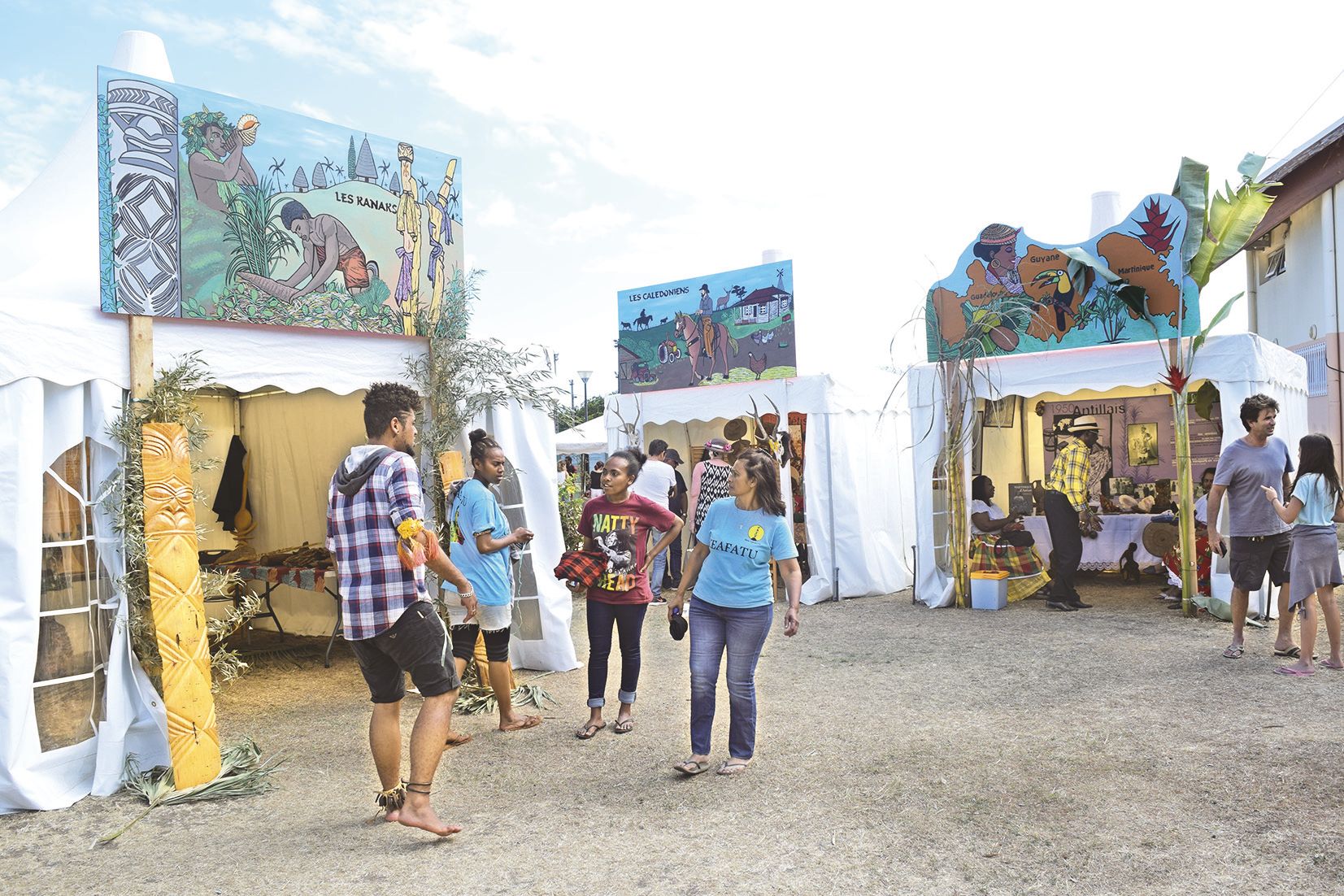 La devanture de chaque maison des communautés représentait une porte symbolique invitant à la découverte de l’histoire de chacun. Les maisons du village calédonien ont été agencées en forme de spirale pour représenter le nautile.