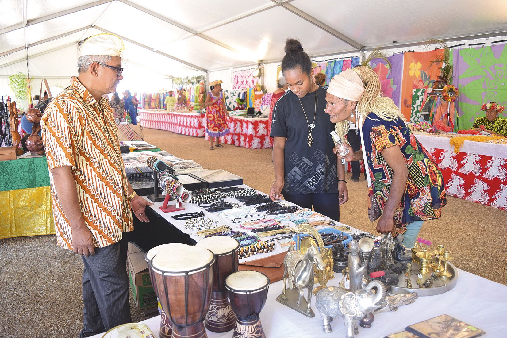 Du côté de l’artisanat, là encore, toutes les communautés étaient représentées, comme ici l’Indonésie avec Suhadi. « Ce festival est une très bonne idée », a-t-il trouvé.