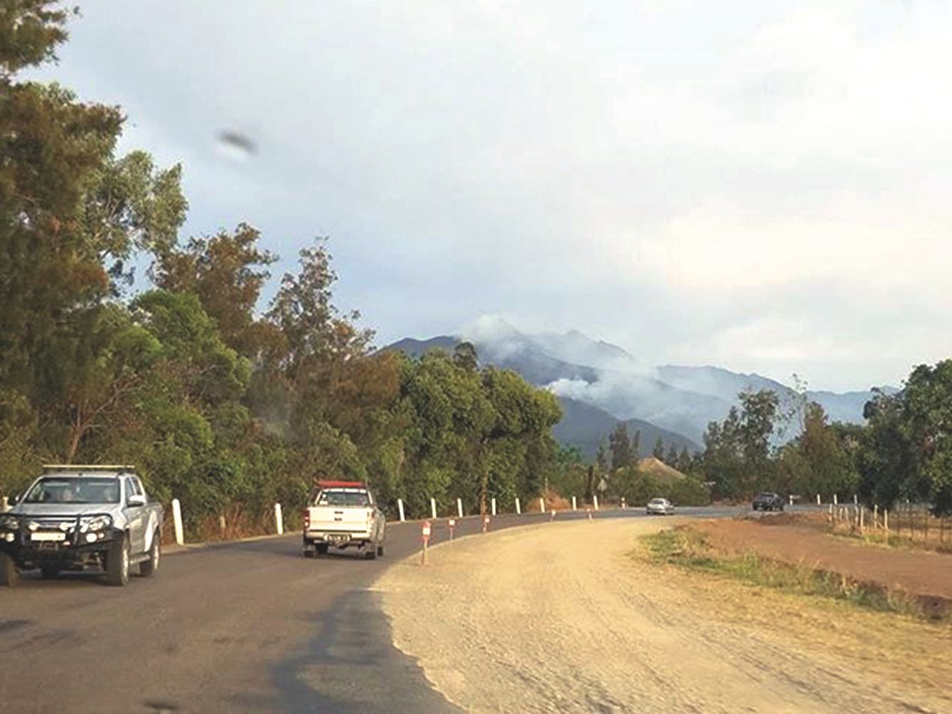 Hier, en fin d’après-midi, près de La Tontouta. L’incendie combattu depuis jeudi aura nécessité de couper la RT1 à plusieurs reprises. Il aura aussi mobilisé une cinquantaine de pompiers.