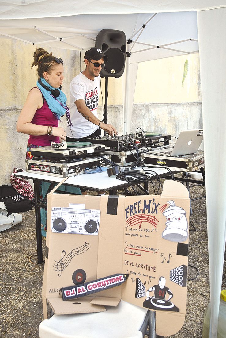 Le DJ Al Gorythme a, quant à lui, laissé ses platines en accès libre pour que les visiteurs s’essaient à mixer.