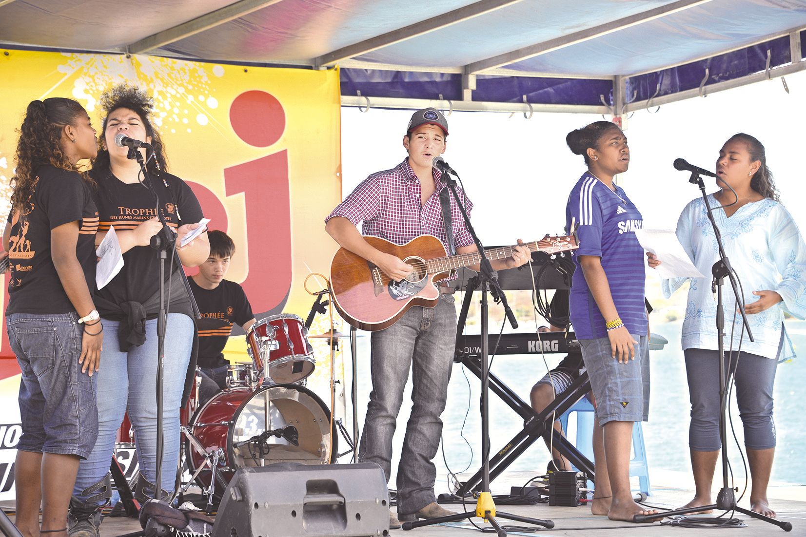 Pour les artistes des trois provinces, la compétition est passée au second plan. Ils ont pris l’initiative de composer une chanson ensemble et de la présenter sur scène. Un régal.