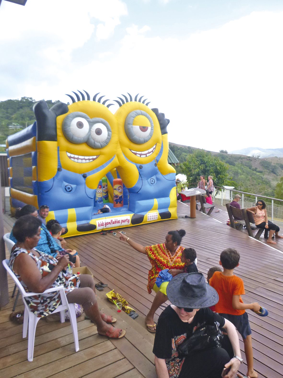 Les châteaux gonflables ont été disposés devant et autour de la mairie.