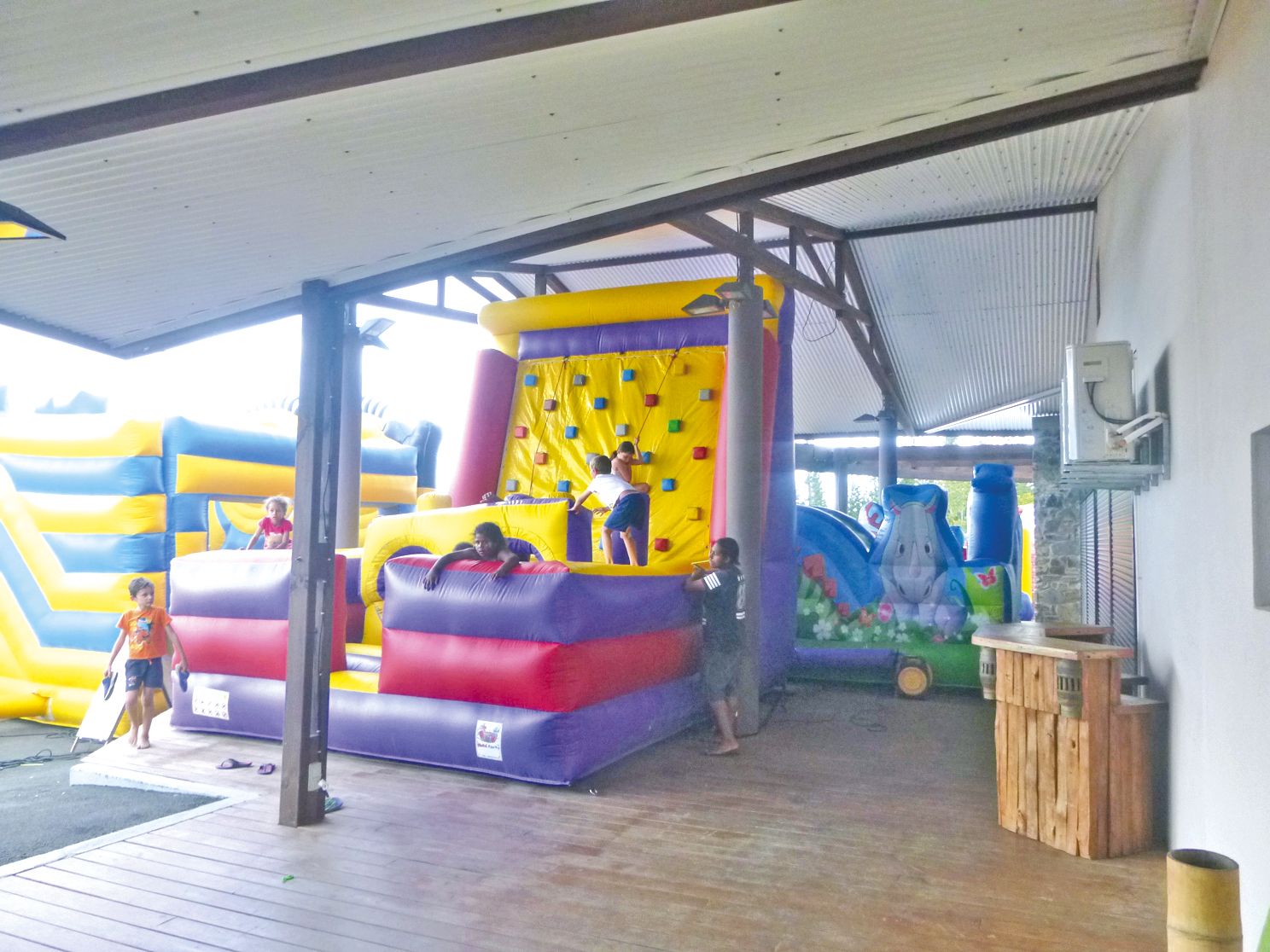 Il a fallu à l’équipe de la mairie et de KidsGonflableParty un peu moins d’1 h 30 pour  mettre en place tout le matériel nécessaire au bon fonctionnement des châteaux.