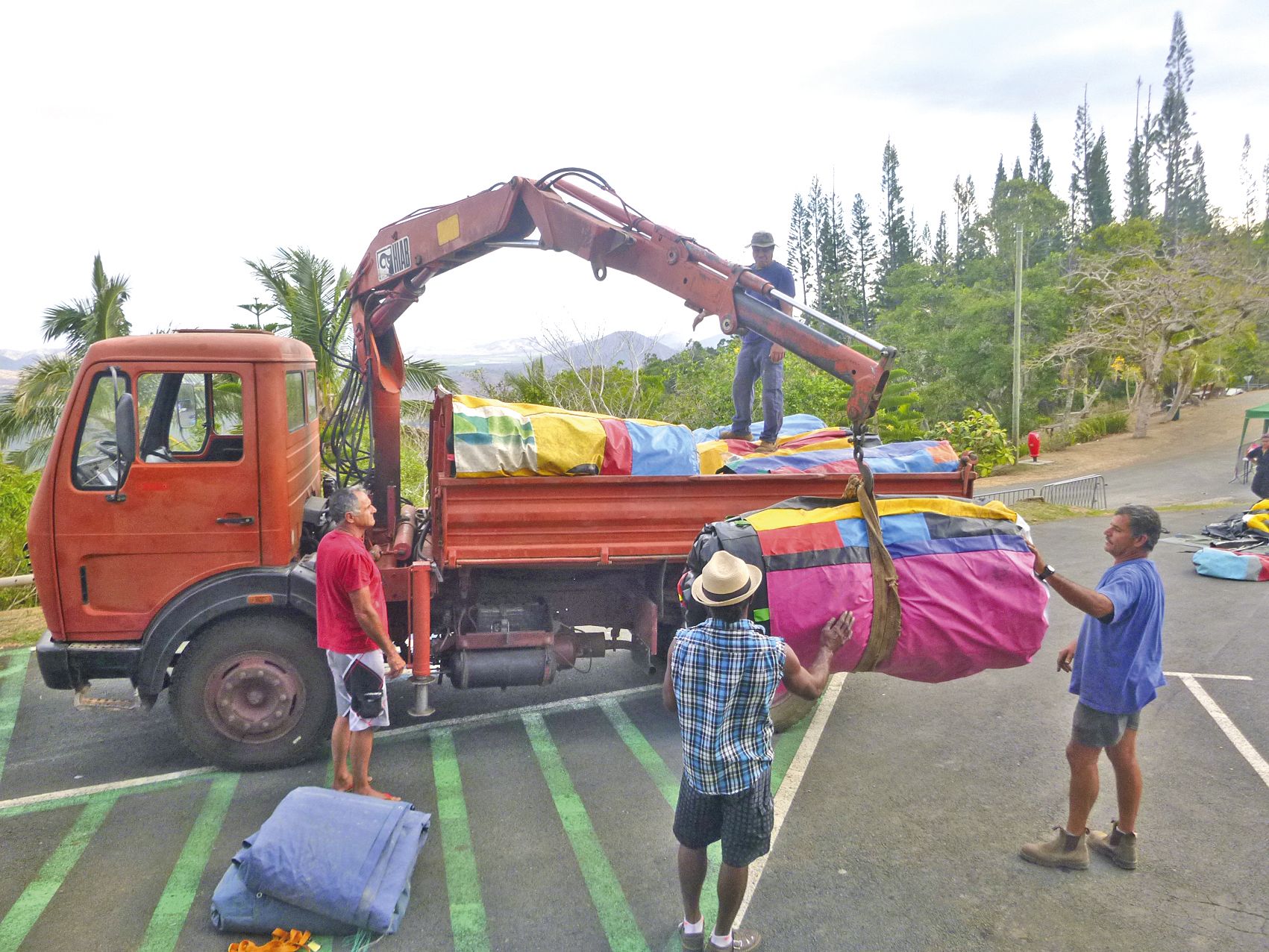 A partir de 16 heures, les châteaux ont été dégonflés avant d’être pliés, roulés, remis  dans leur sac de transport, puis hissés sur le camion de la mairie.