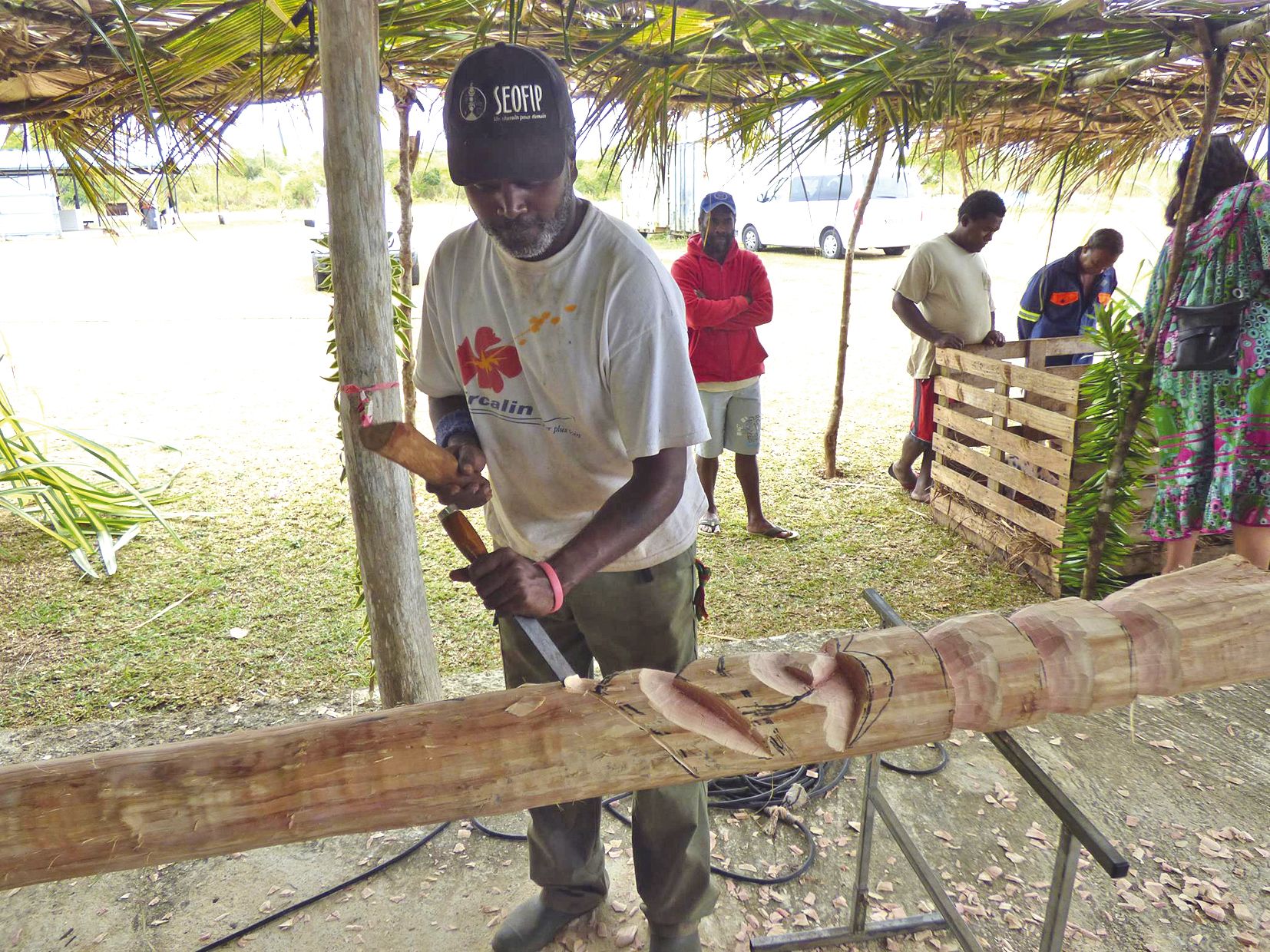 Le jeune sculpteur Katane Waitaka, de Hmelek, s’est affairé à réaliser, sur un tronc de bois rose, une œuvre représentant un exploitant agricole. La pièce sera ensuite installée à l’entrée du site Opanapo.