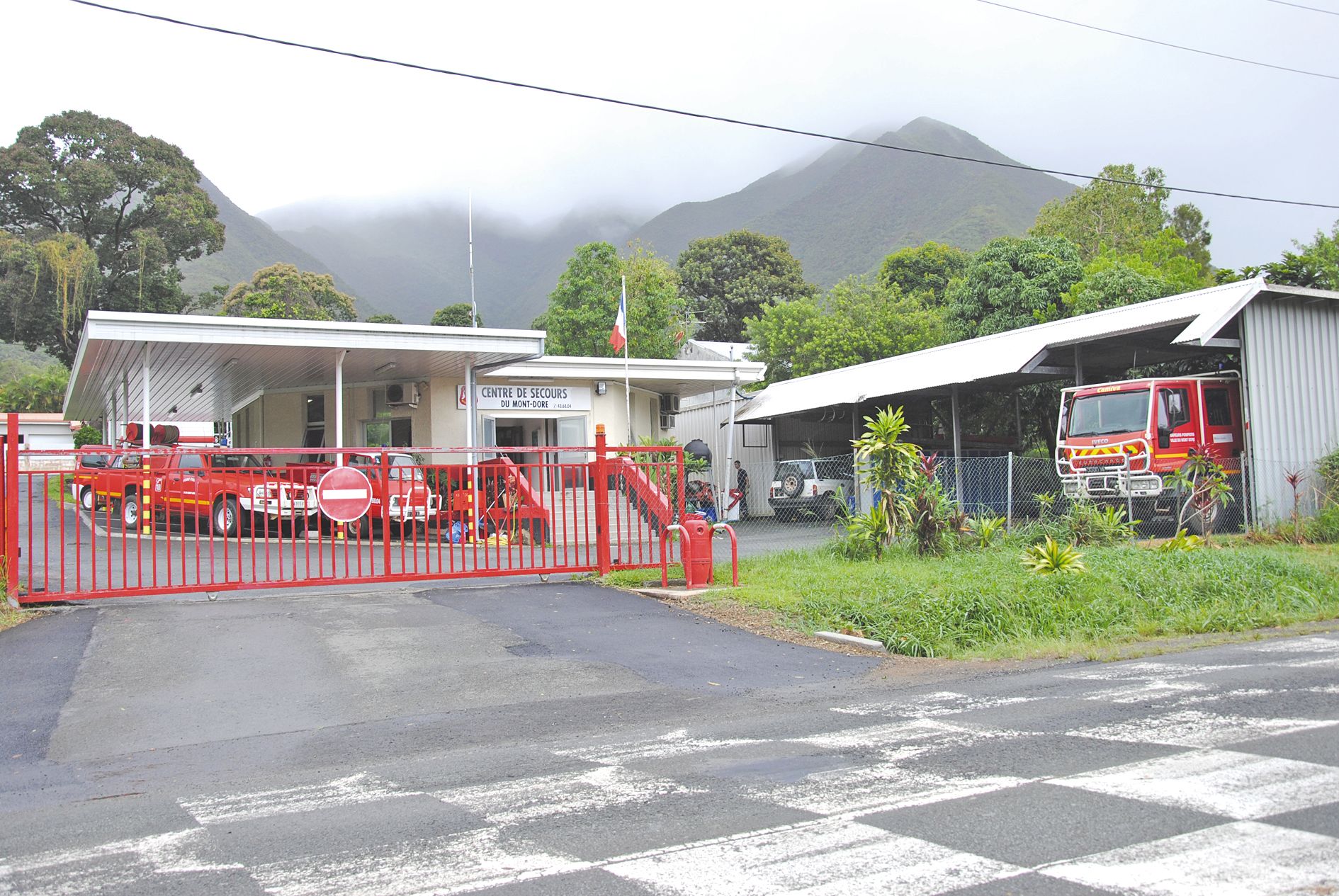 Au Mont-Dore, une partie des pompiers de la caserne de La Coulée devraient déménager dans le futur Pôle de sécurité de Saint-Michel, à l’horizon 2021. Un moyen de parer les blocages occasionnels de la RP1, qui coupe la commune en deux. À noter que le cent