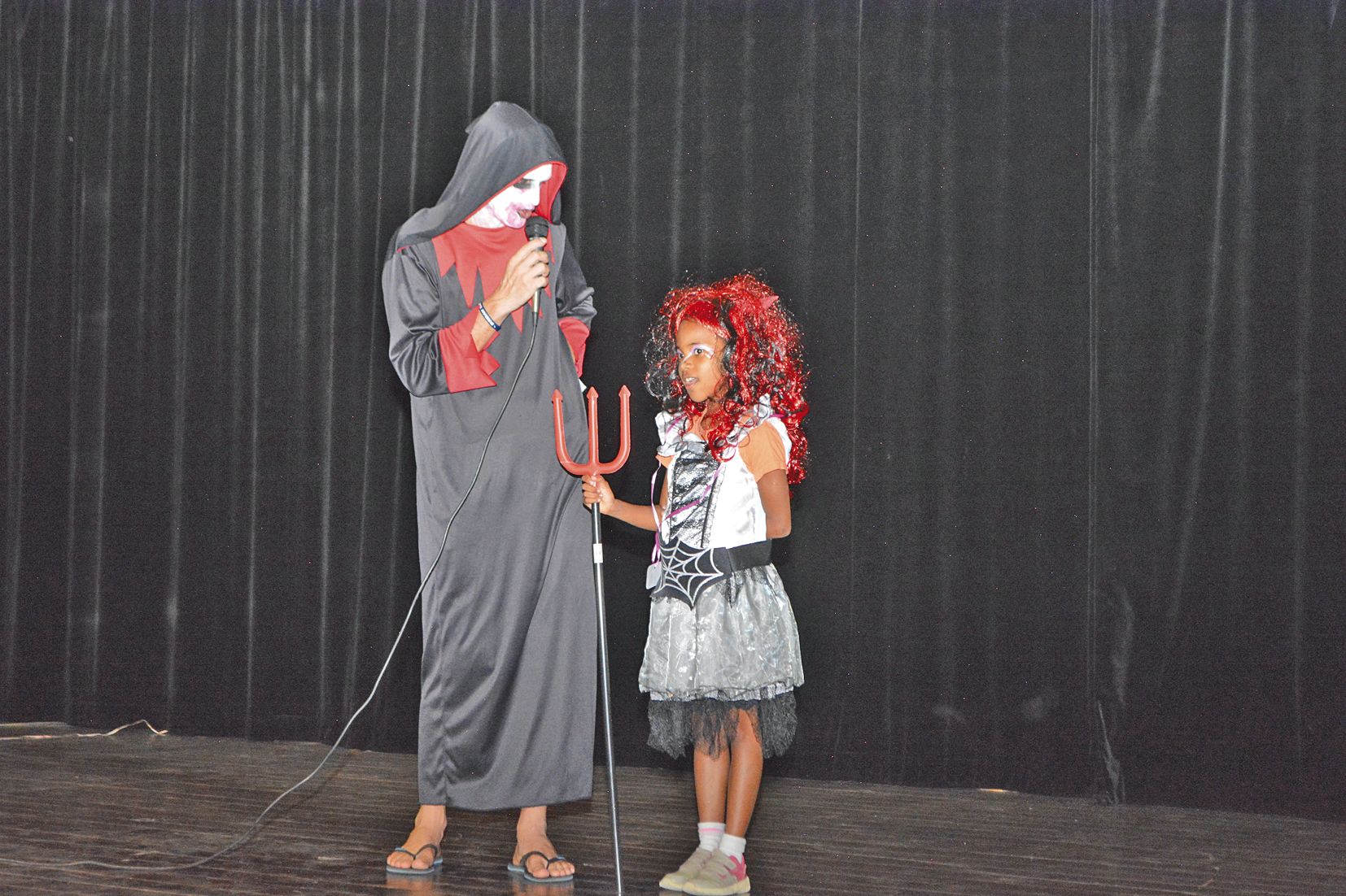 Les organisateurs ont fait appel à Stan pour animer cette fête d’Halloween. Tout comme Lyne, les enfants ont dû répondre à ses questions pour tenter de séduire le jury.