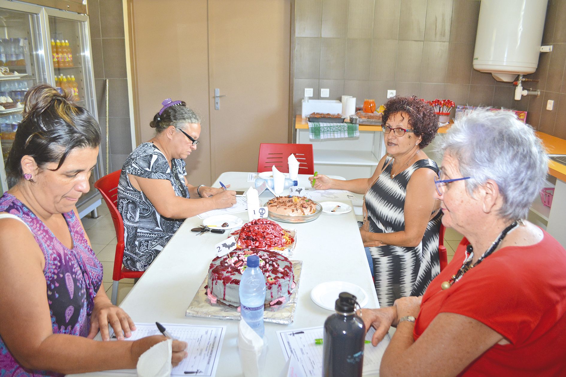 Lors de cette fête d’Halloween, un concours de gâteau a été également lancé. Seulement trois pâtisseries ont été mises en compétition. Le premier prix est revenu au gâteau du petit Gabriel Maï, qui a donc été le grand vainqueur du jour.