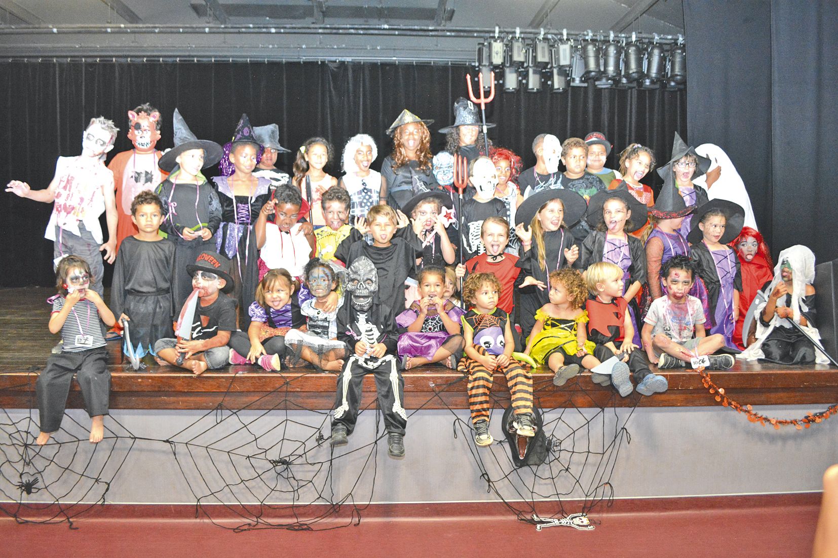 La salle du Colisée a été prise d’assaut hier par des sorcières, des fantômes ou encore des zombies. Un succès « monstre » pour l’organisatrice, la cellule bibliothèque du service prévention insertion culture animation jeunesse (Picaj), en collaboration avec le Kiwanis Club Erythrines