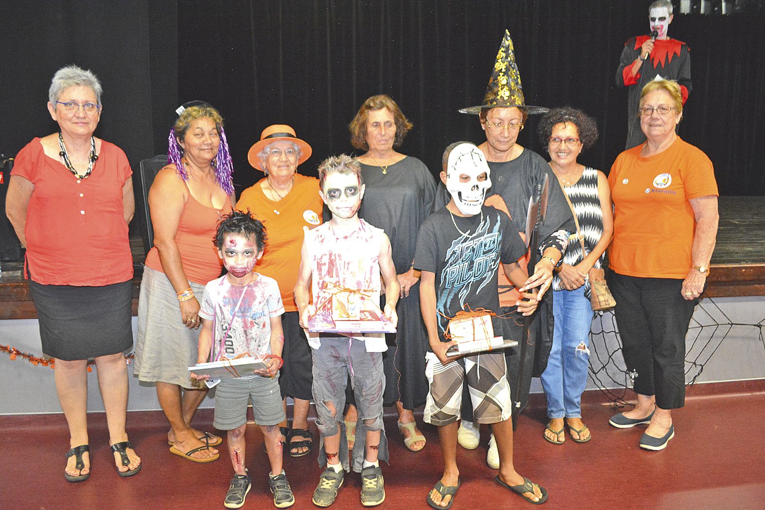 Gabriel Maï (1er à gauche), âgé de 5 ans, Brian Chantreux (au centre), 10 ans, et Karel Robert, 10 ans, ont respectivement obtenu le premier, deuxième et troisième prix du concours de costume.