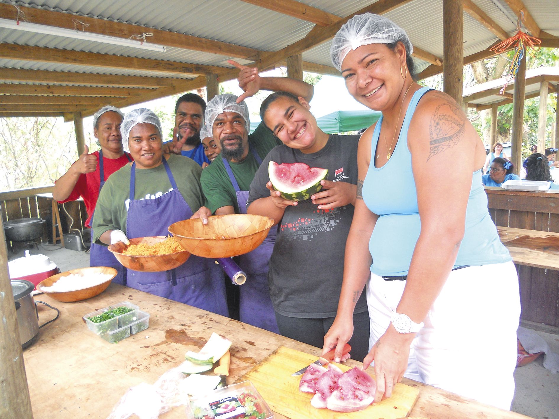 Dans le cadre d’un projet commencé en début d’année pour remercier tous leurs partenaires, l’équipe cuisine, assistée du chef de l’internat provincial, a concocté un repas avec au menu des salades de papaye, de riz et de cerf, des rôtis de cerf et de coch