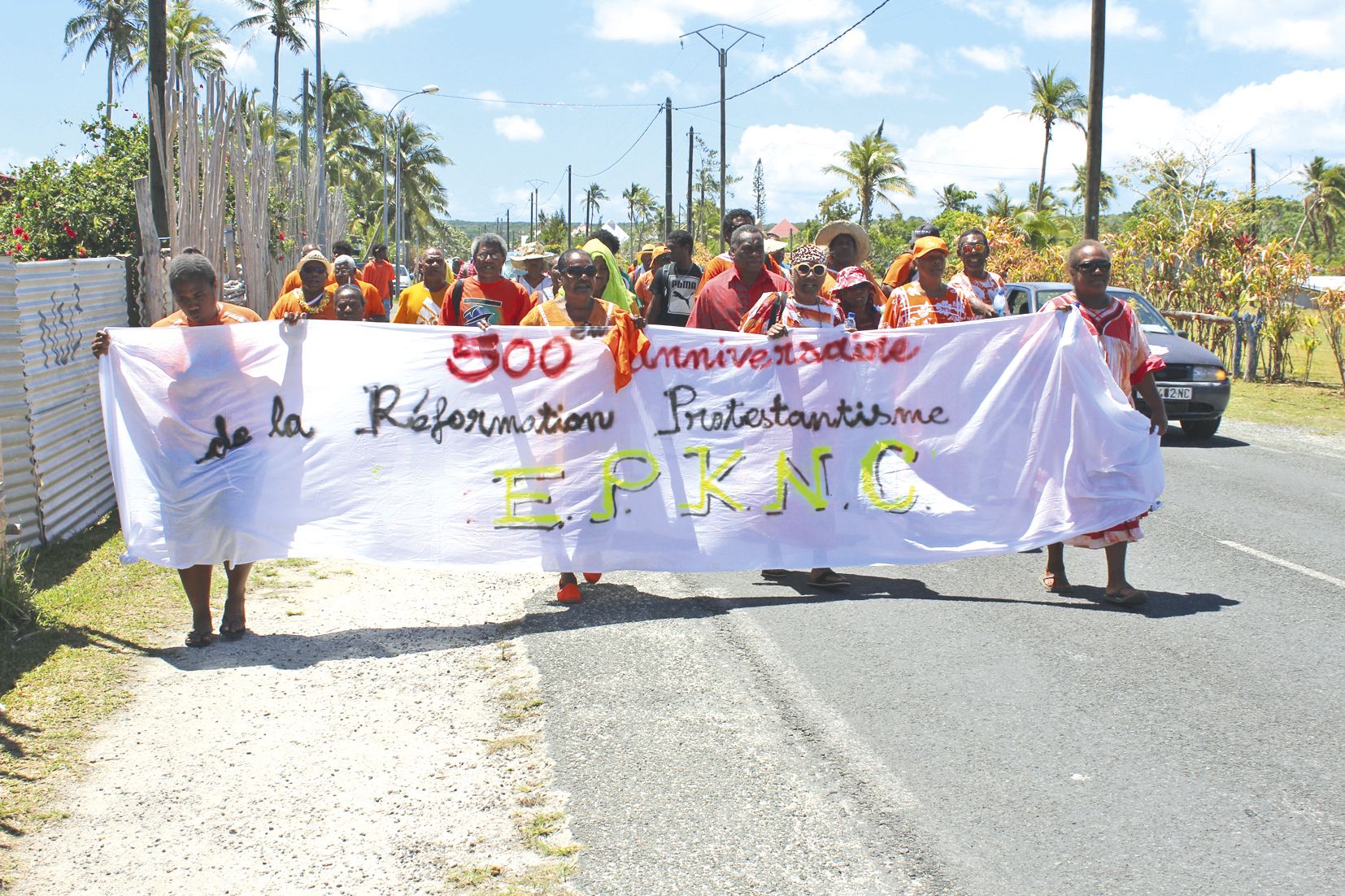 La délégation des fidèles du consistoire de Lössi arrive au lieu de rendez-vous au temple de Qanono.