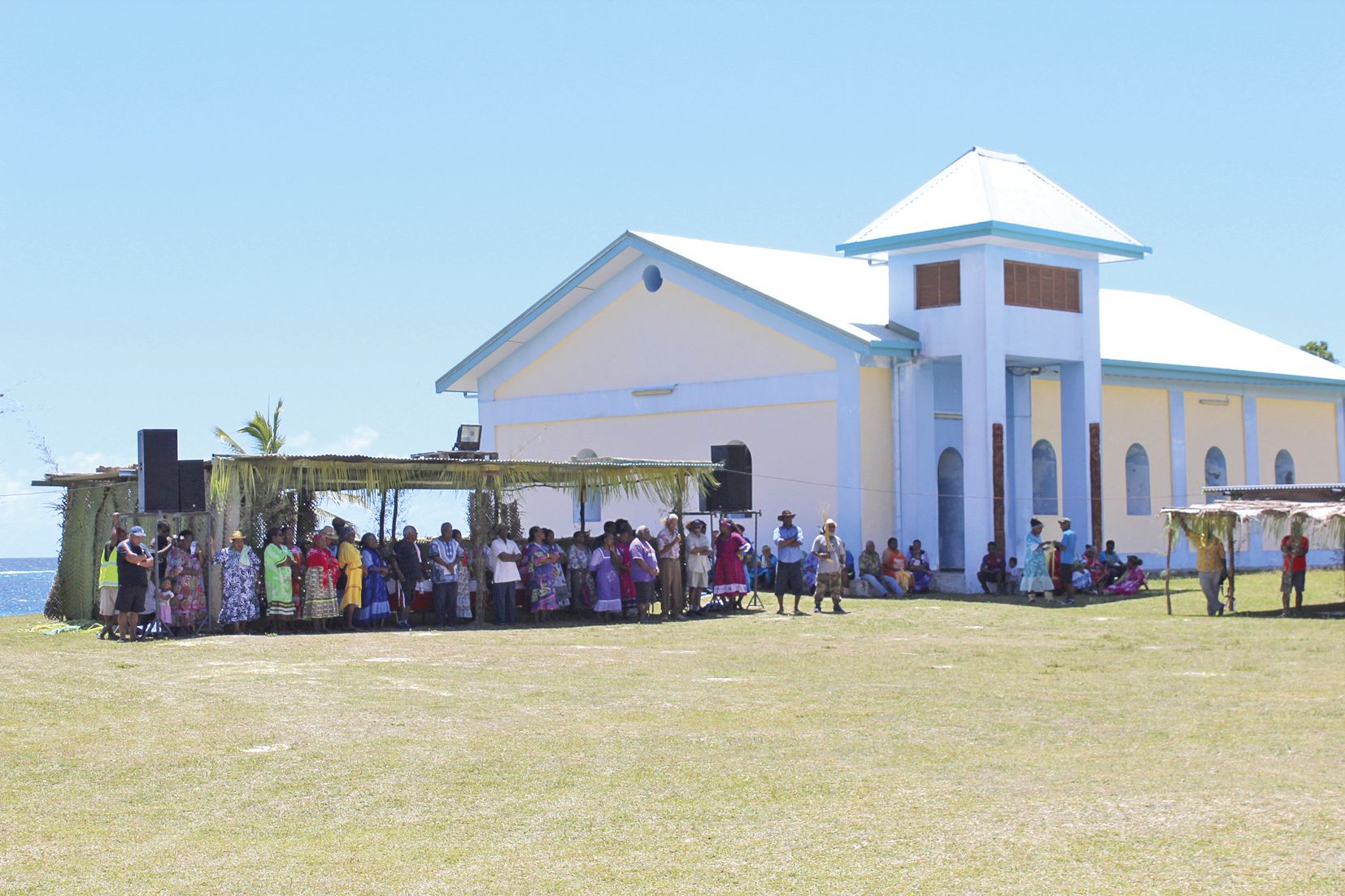 La paroisse de Qanono et le consistoire de Gaïtcha ont accueilli plus de quatre cents personnes pendant ce week-end devant son presbytère à Gaitheu. Trois lieux historiques de l’EPKNC (Église protestante de Kanaky Nouvelle-Calédonie) ont été sollicités pour célébrer ce 500e anniversaire de la Réforme : Ahmelewedr à Mou pour l’arrivée de l’Evangile à Lifou, Qanono, qui s’appelait autrefois Gaitheu et où est enterré le missionnaire Fao qui est arrivé avec l’Evangile, et Béthanie, l’école des pasteurs.