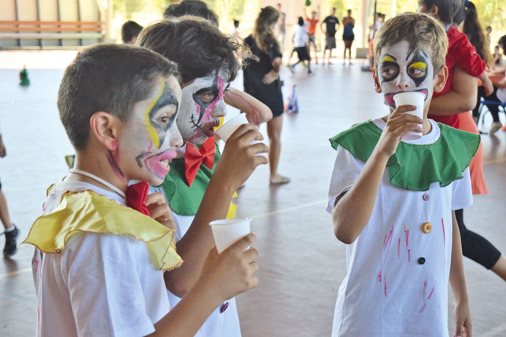 Samedi après-midi, l’arène du Sud était envahie de petits monstres, de 4 à 11 ans. Le basket club de Païta organisait son tournoi ludique Balloween. Ici, trois membres de l’équipe des cinq Clowns tueurs : Maelhan, Michel, Evan, Nathan et Lenny.