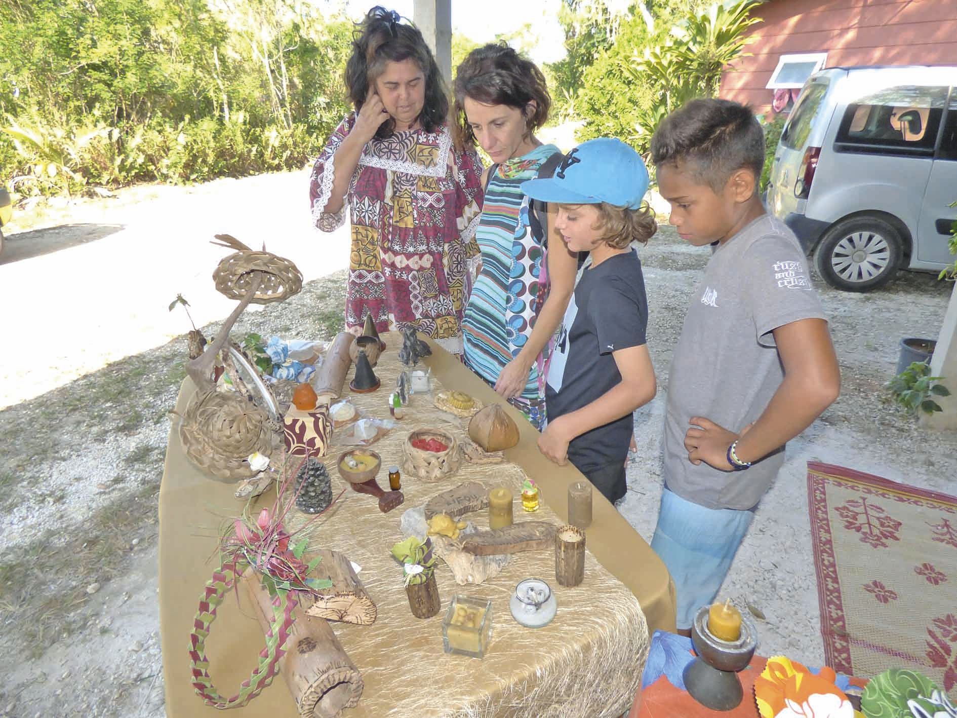 Sophie Thevenot a fait des démonstrations de confection de bougies à base de produits naturels et d’extraction d’huile essentielle de fleurs locales, comme le potr, la vanille ou le niaouli.
