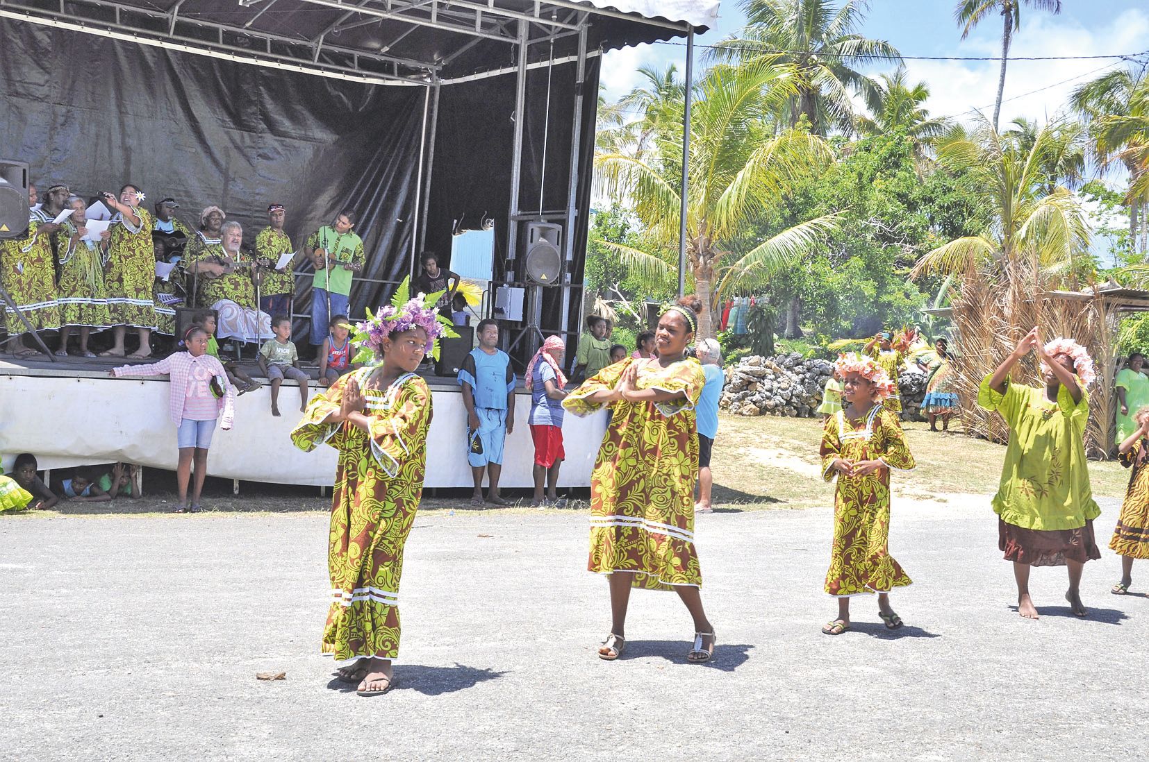 C’est au rythme des ukulélés du pasteur, de sa femme et de son fils, d’origine tahitienne, que les jeunes filles de la tribu ont dansé avant le repas. Depuis leur arrivée à Maré, les jeunes mêlent souvent les deux cultures dans leurs spectacles.