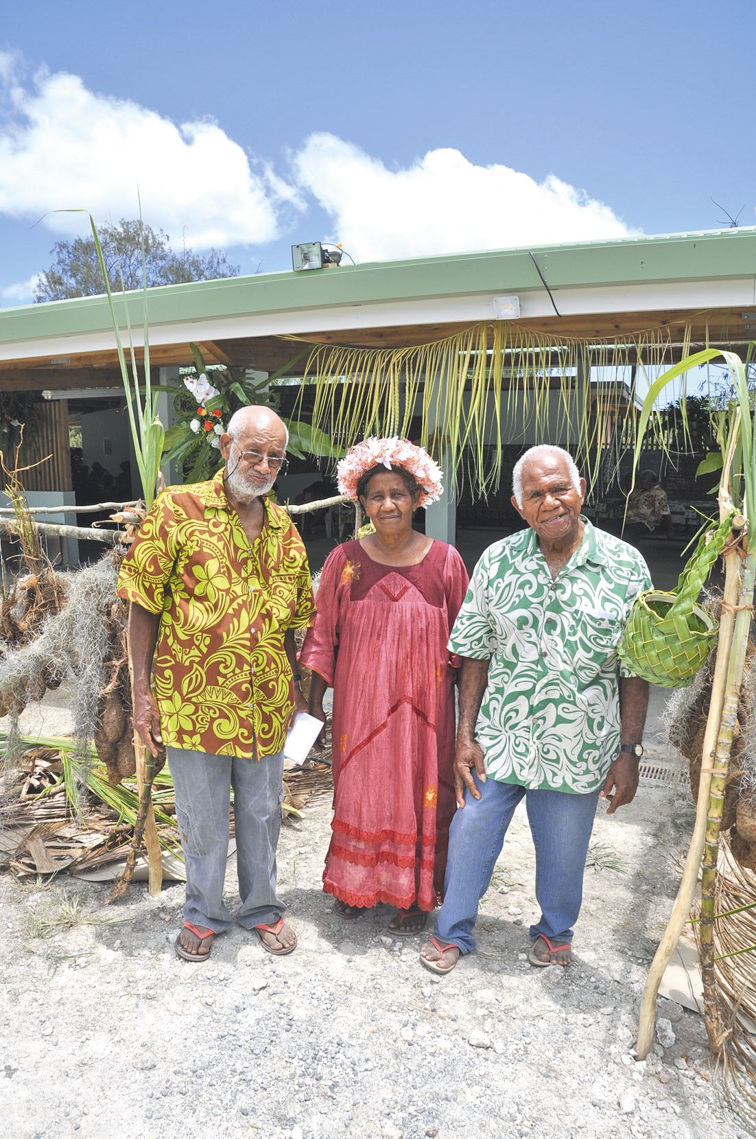 Chaque samedi, Hudruné (au centre) secrétaire du marché, son frère Cawi (à gauche) trésorier et Pa Kaloï (à droite), son président, assurent l’ouverture du marché et son fonctionnement depuis de nombreuses années.