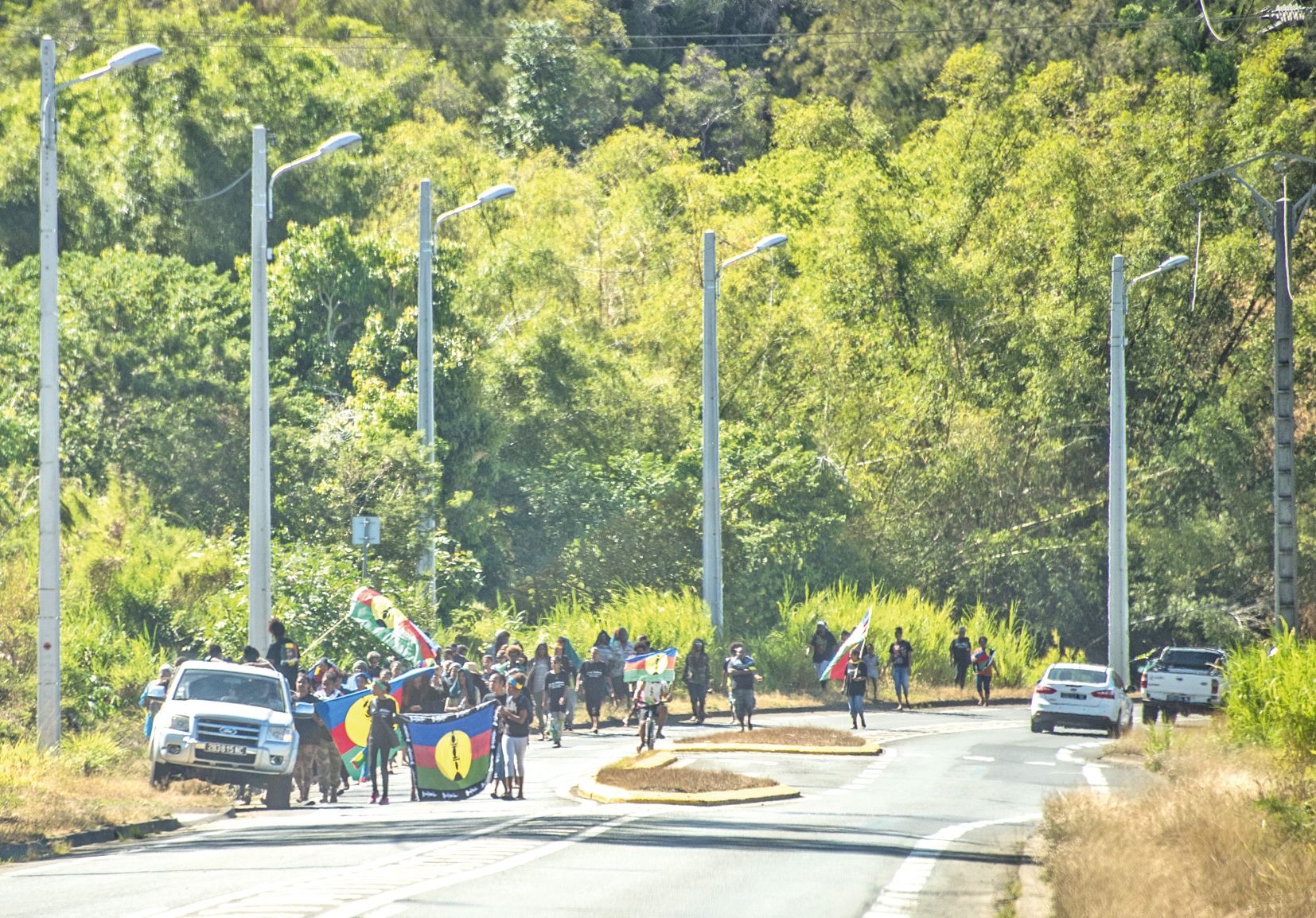 Une cinquantaine de personnes ont participé, dimanche, à une marche « pacifique » sur la RP1 en souvenir de William  Decoiré, tué par un tir de gendarme il y a un an. Quelques heures plus tard, des actes de violences ont éclaté sur la route.