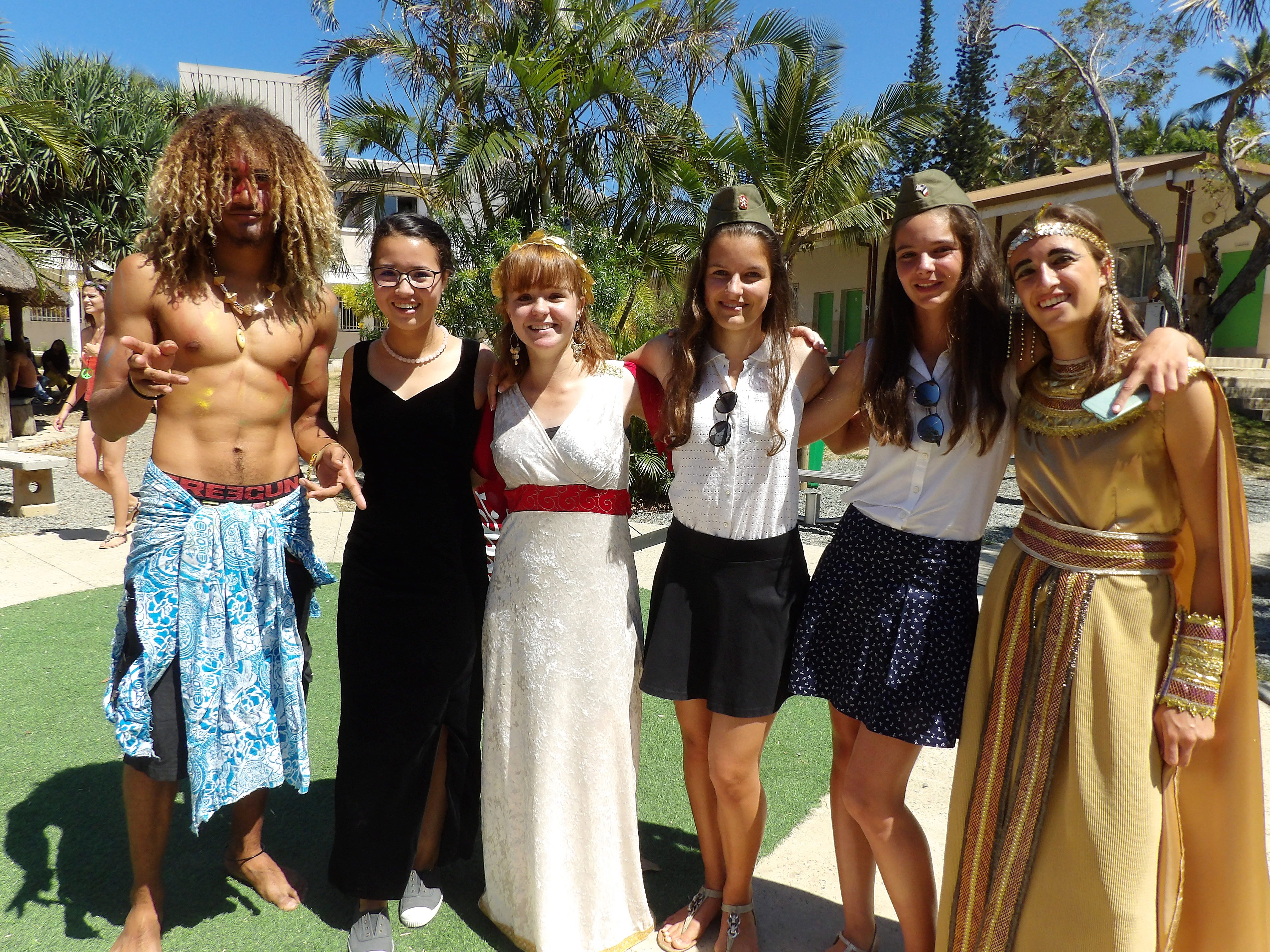 Différentes époques étaient représentées ; égyptienne ou Seconde Guerre mondiale.