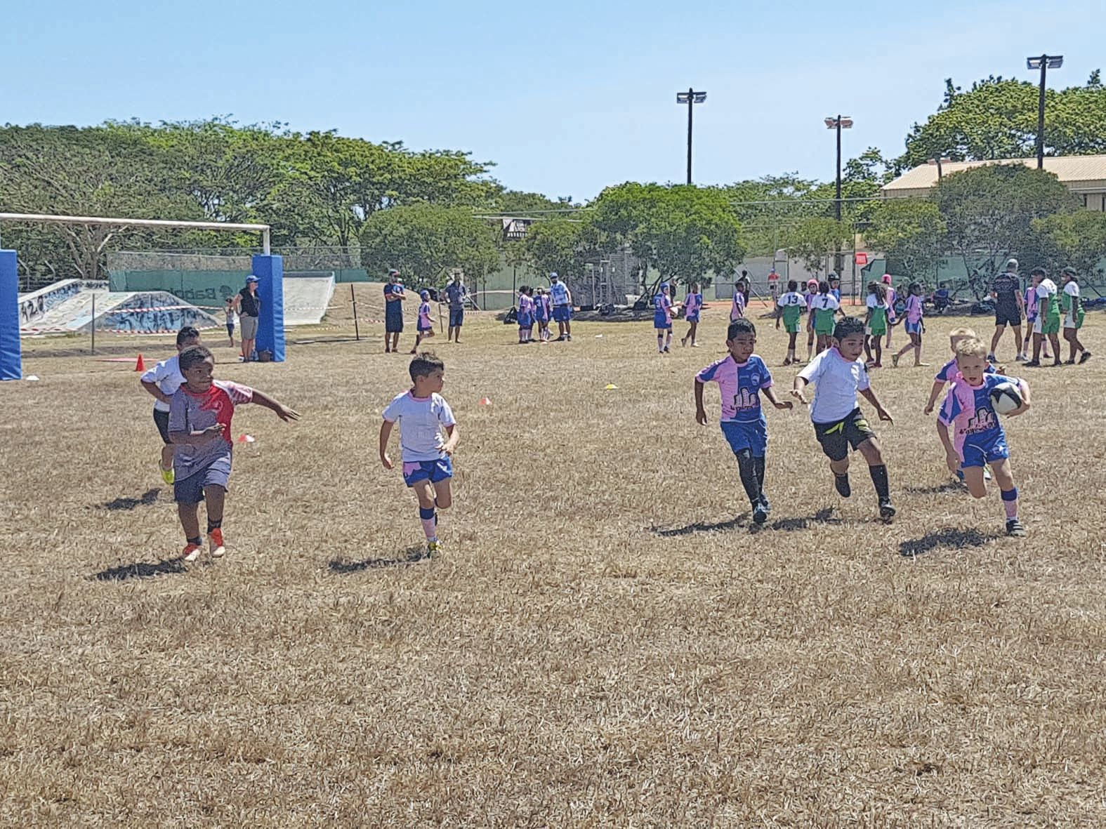 Cette manifestation s\'inscrit dans la politique de formation de l’école de rugby et favorise la mise en place d\'un vivier de jeunes joueurs (comme les U6 sur la photo), qui viendront grossir les rangs de l\'équipe seniors.