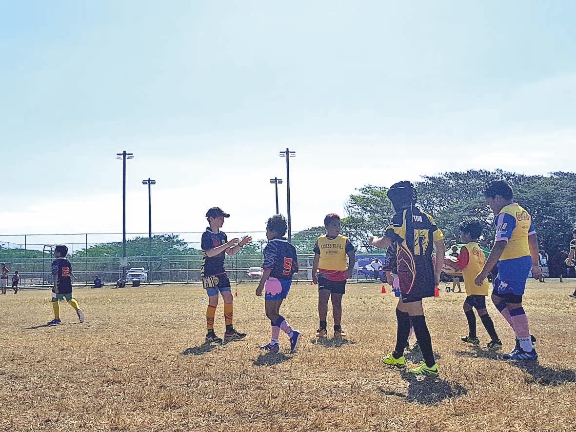 Lubin Antheaume (à gauche sur la photo), un jeune arbitre de Nouméa de 13 ans et joueur au CREC (club de rugby éducatif et citoyen), a lui aussi participé au tournoi. Très pédagogue, il a expliqué les fautes et les règles aux U8, en essayant d’inculquer à
