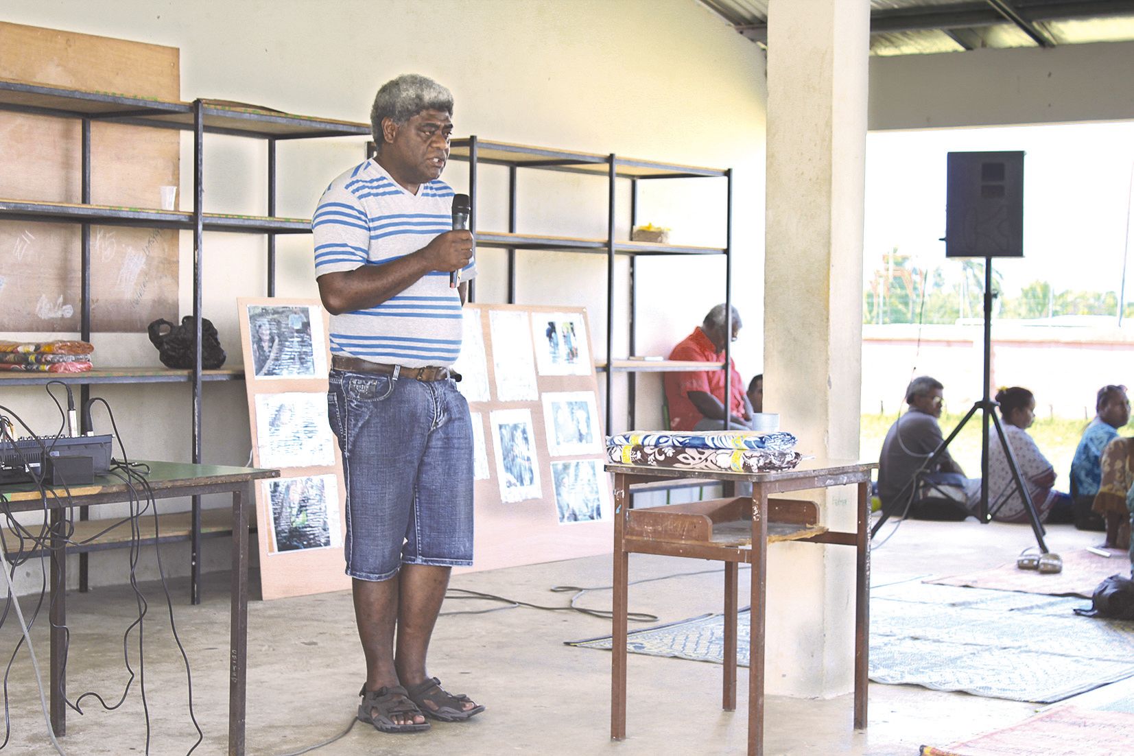 Hmeleue Lawi, le directeur du collège d’Havila et ancien élève de « Câline » Pittet, a présenté les cendres de cette grande dame.