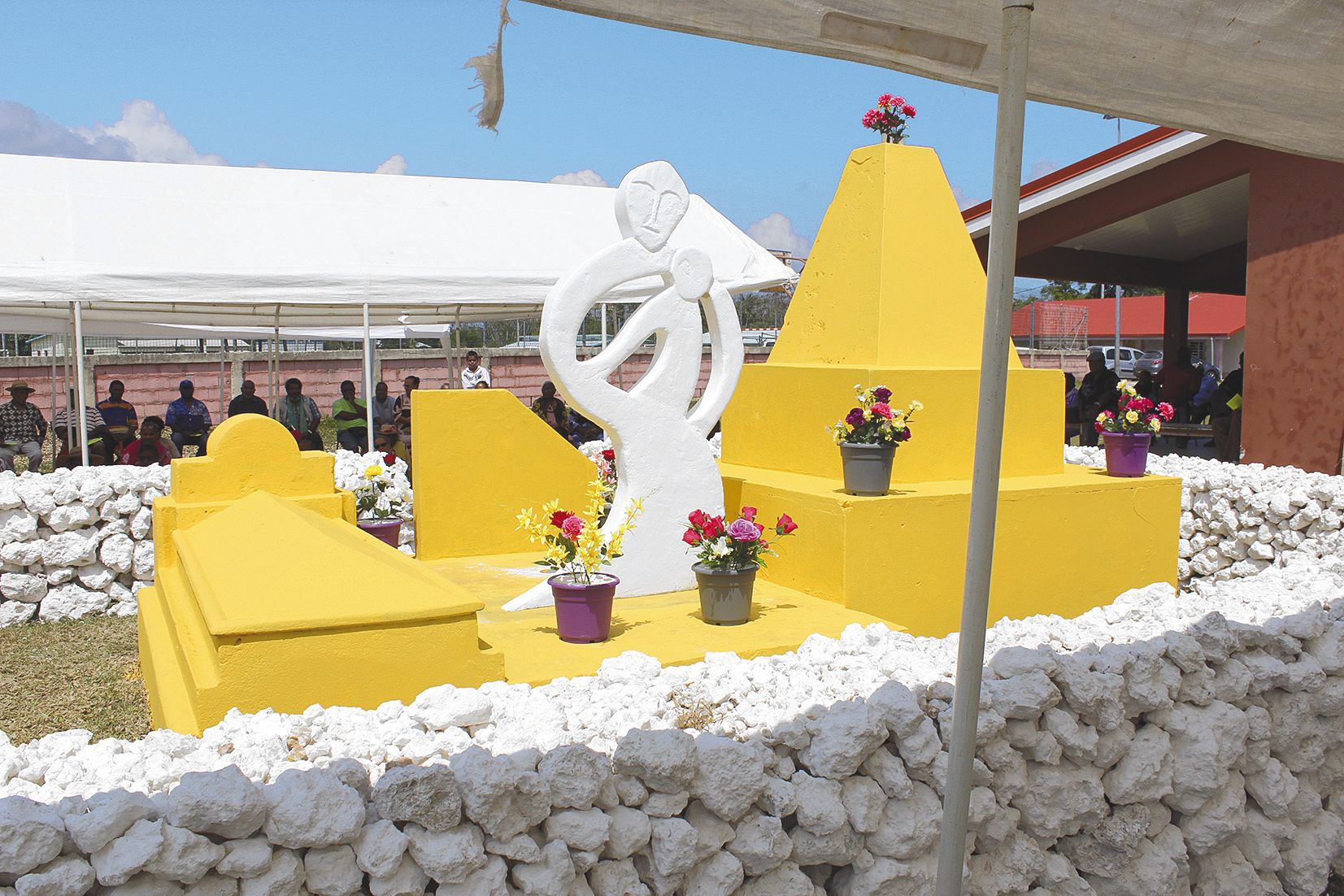 La statue « La maman qui porte et protège son bébé » a été imaginée et conçue par le pasteur Var.