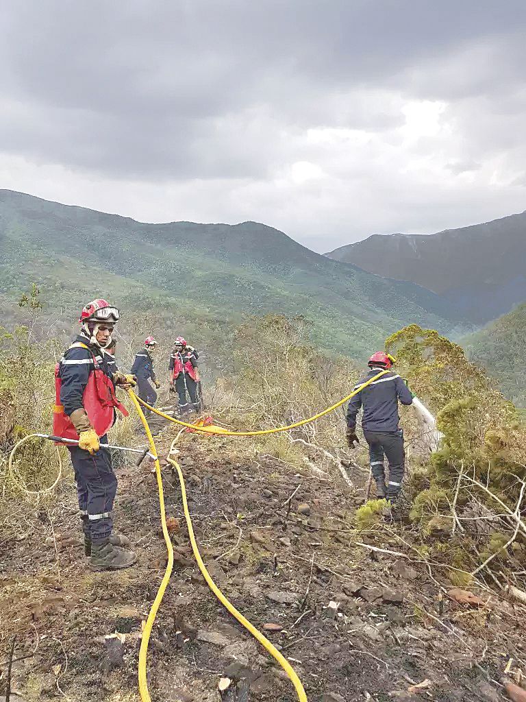 C’est sur un terrain extrêmement accidenté avec près de 900 mètres de dénivelé,  au milieu d’une forêt vierge et sans accès à un point d’eau que les pompiers évoluent.
