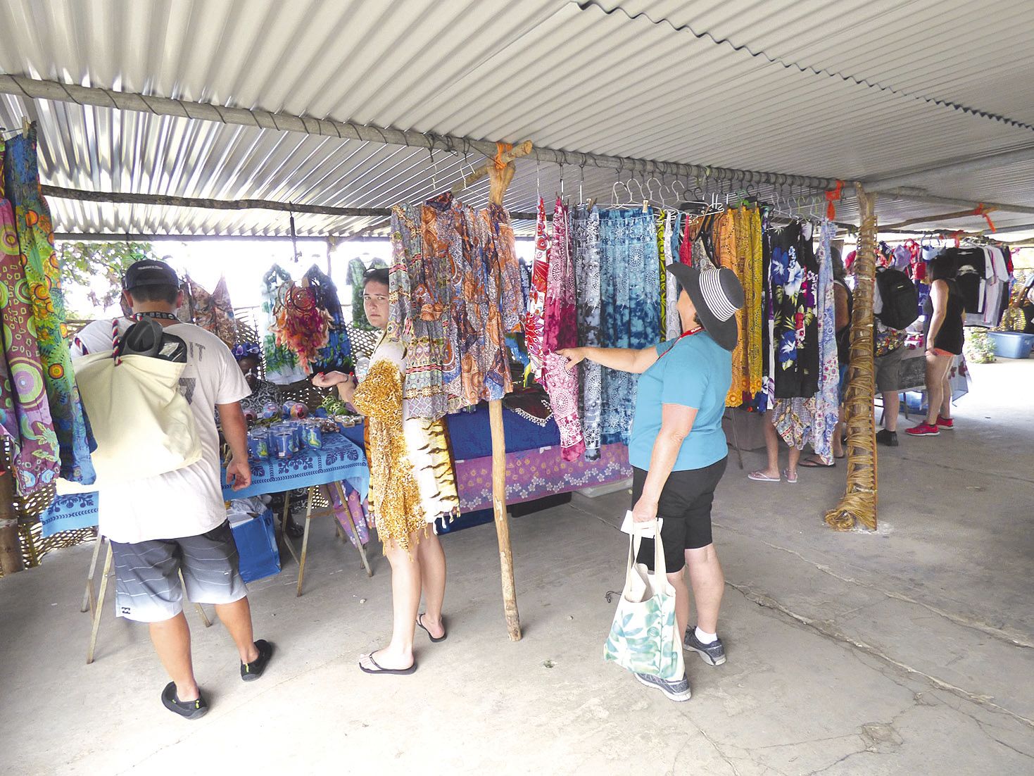 Dès 9 heures, les premières chaloupes accostent au ponton d’Easo. Fraîchement  débarqués, certains croisiéristes visitent les différents stands d’artisanat et de restauration alors que d’autres optent pour les circuits touristes proposés.