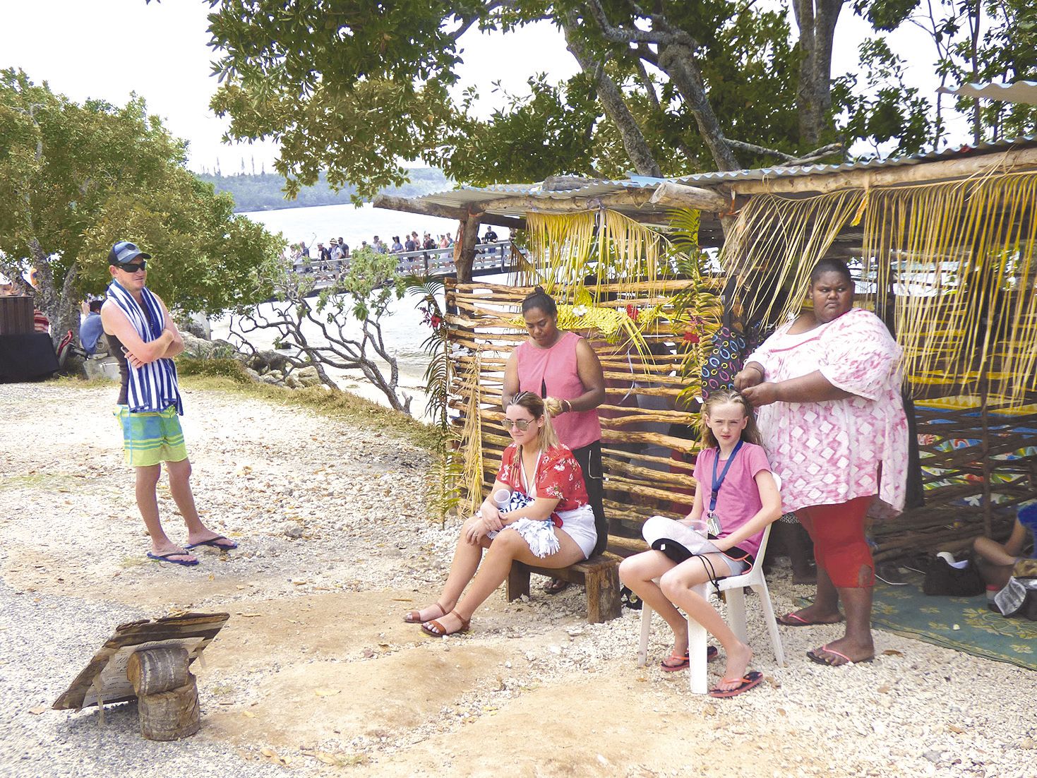 Les stands de massage et de coiffure sont rapidement pris d’assaut par les premiers  touristes, dès la descente du ponton.