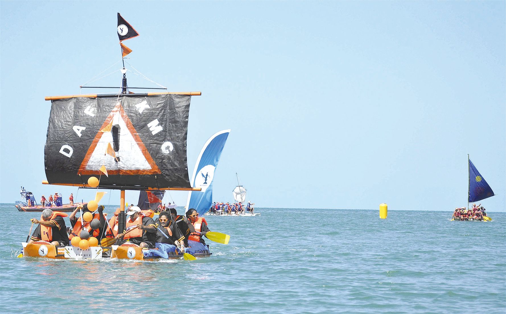 L’équipage de la Daf, La Point à touque le retour, prenant dès le départ une meilleure option, a fait la course en tête, passant la première bouée largement devant les équipages de la  mairie Vaïana, d’Aqua Nord On se dope à l’eau et du RSMA-NC, RSMA, C’e