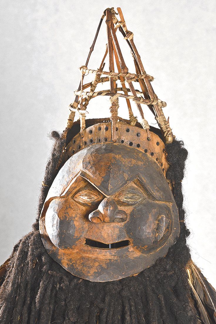 Ce masque de deuil, du Musée Bargoin de Clermont-Ferrand, est composé de bois, fibres végétales, plumes de notou, et cheveux.
