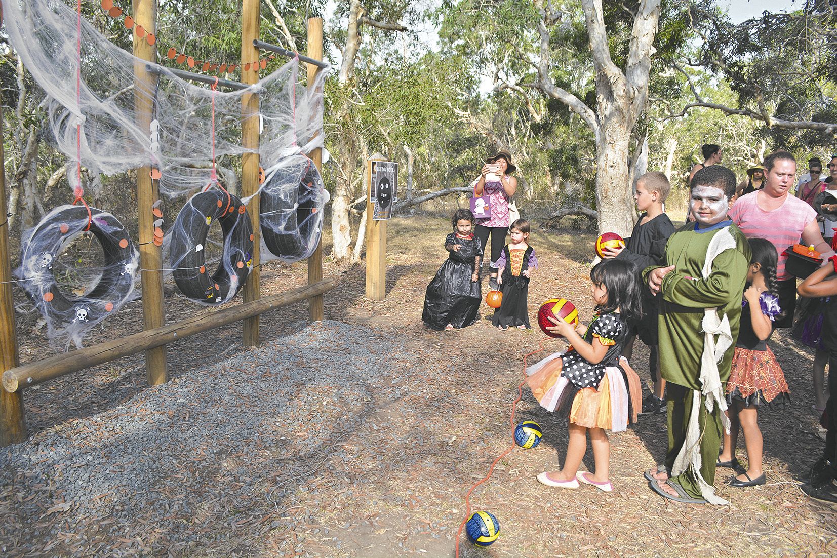 Sur chacun des 14 agrès du parcours de santé, affreusement décorés, le personnel de la Sem Mwé Ara ou encore les bénévoles du Kiwanis centre ouest ont proposé aux petits monstres, diables et autres sorcières, des activités ludiques servies avec une pincée