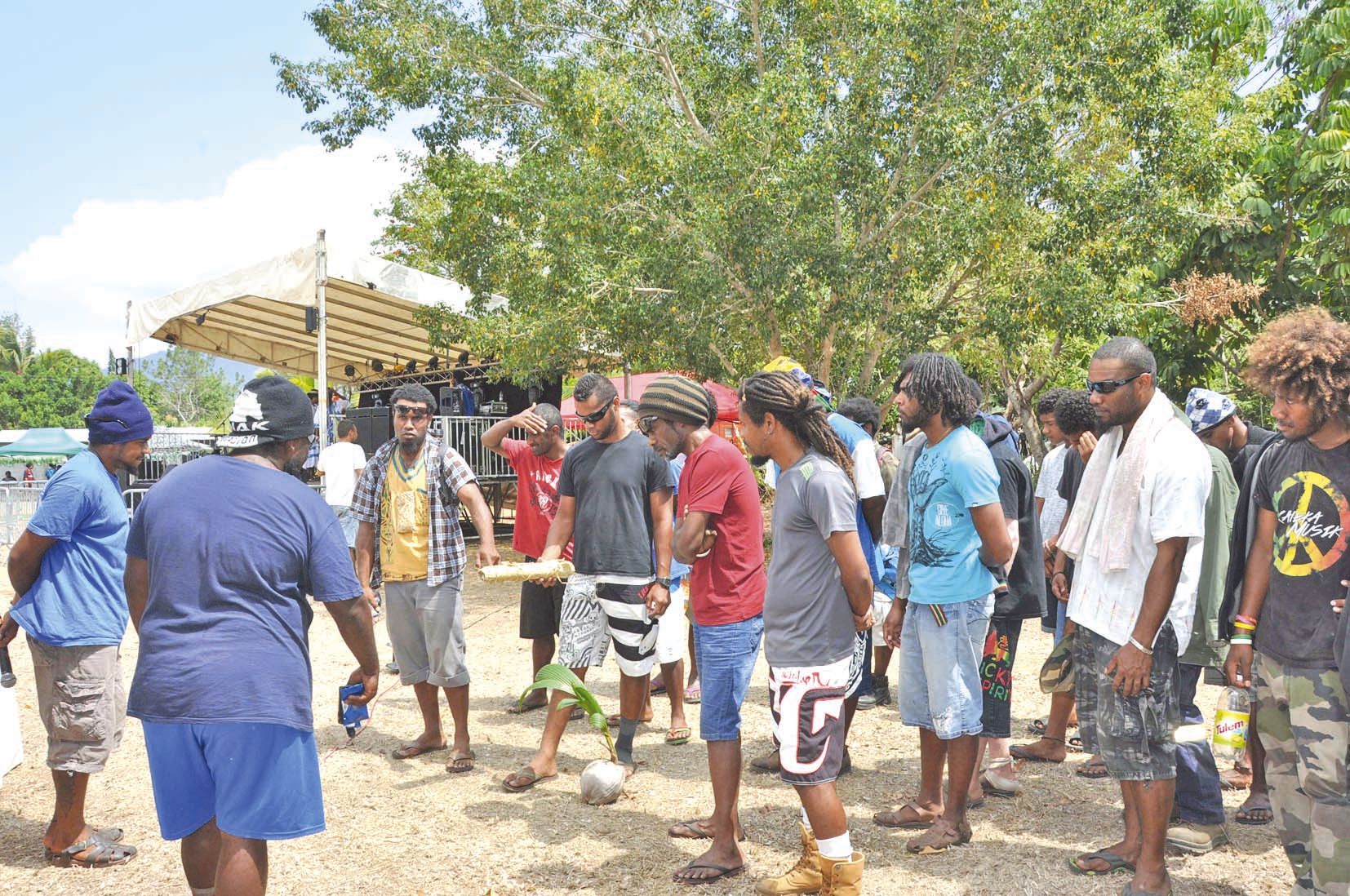 Au fur et à mesure de leur arrivée, les groupes invités et locaux se sont prêtés au geste coutumier de bonjour avec les organisateurs, à l’exemple des groupes Togaodja et Weda, venus de Pouébo.