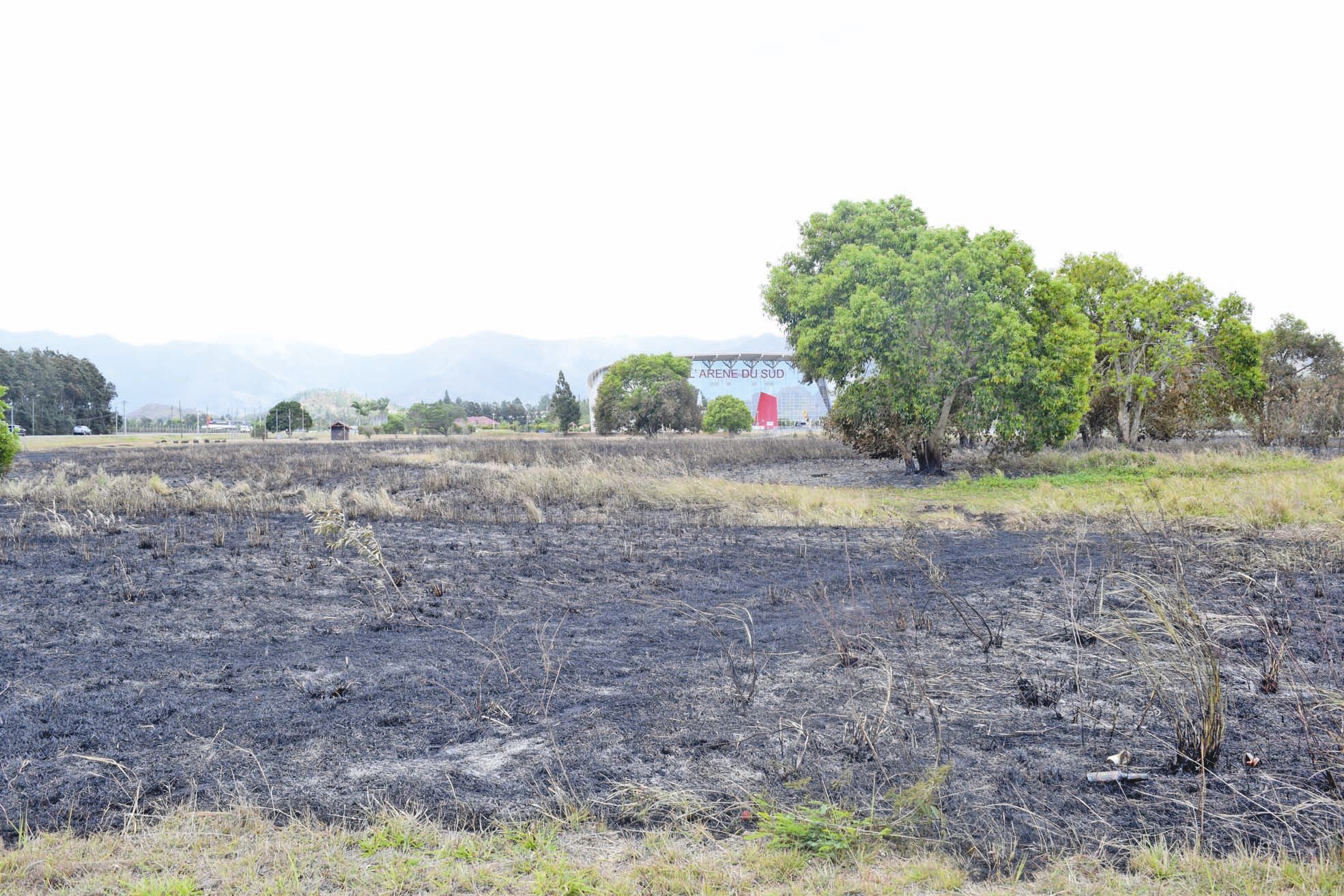 Alors que l’incendie faisait rage à Tontouta, un feu s’était déclaré devant l’Arène du Sud. Là encore, les traces noires sont bien nettes et montrent la progression du feu, entre la salle et la route.