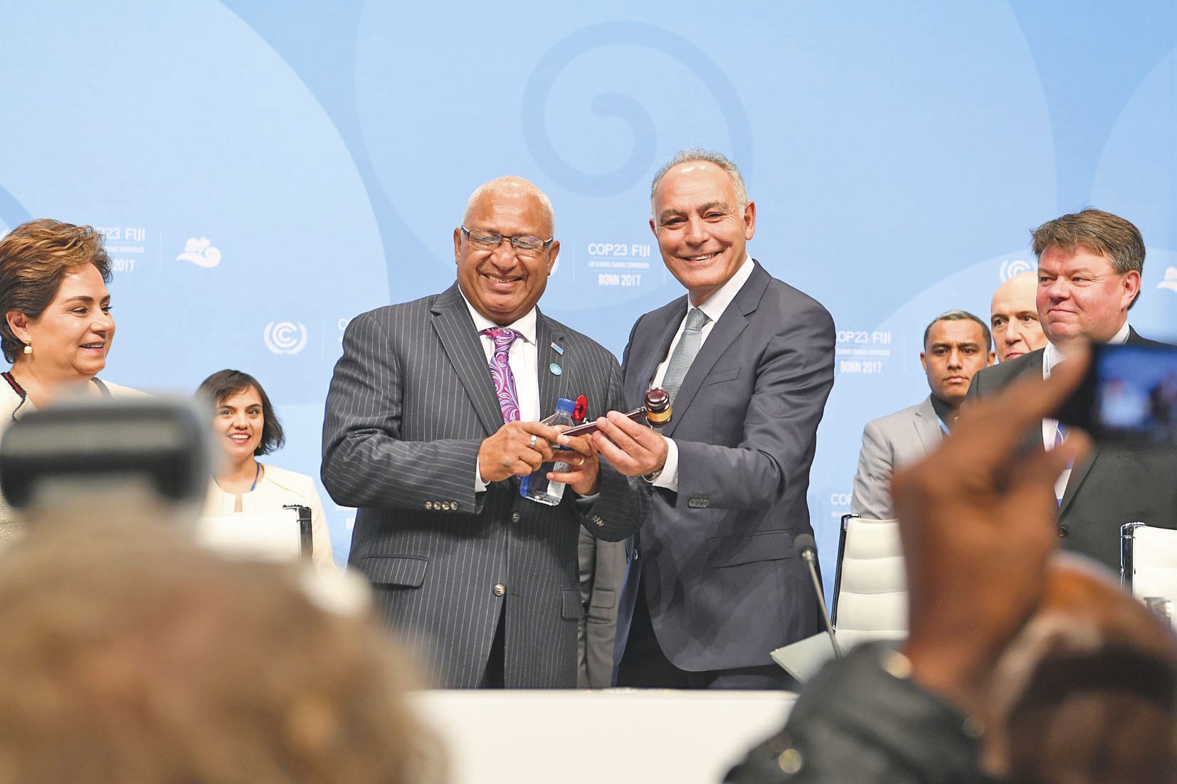 M. Bainimarama reçoit le marteau du président des mains de son prédécesseur, le Marocain Salaheddine Mezouar.