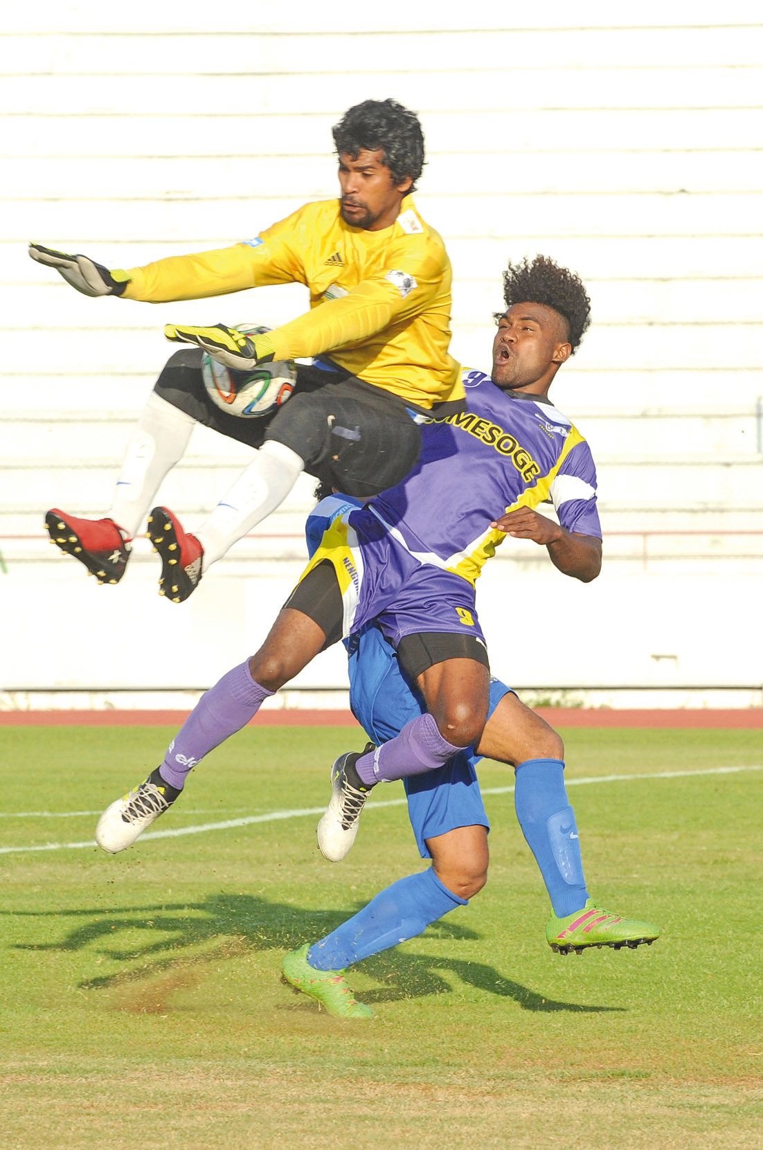 Rocky Nyikeine (en jaune) s’impose cette année comme le meilleur gardien de Super Ligue.